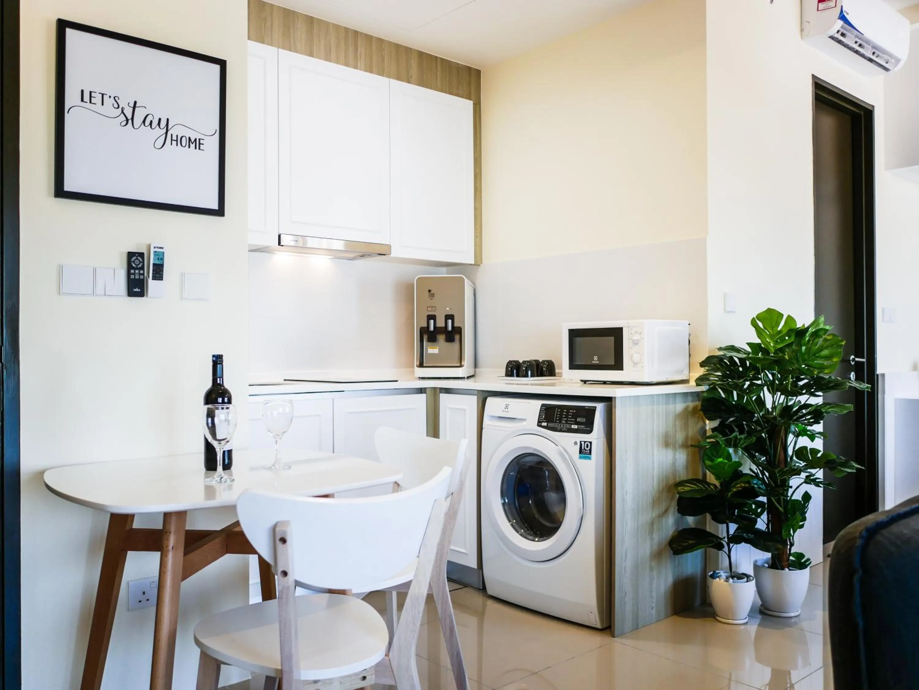 Dining area in Tropicana 218 Macalister Studio with Seaview
