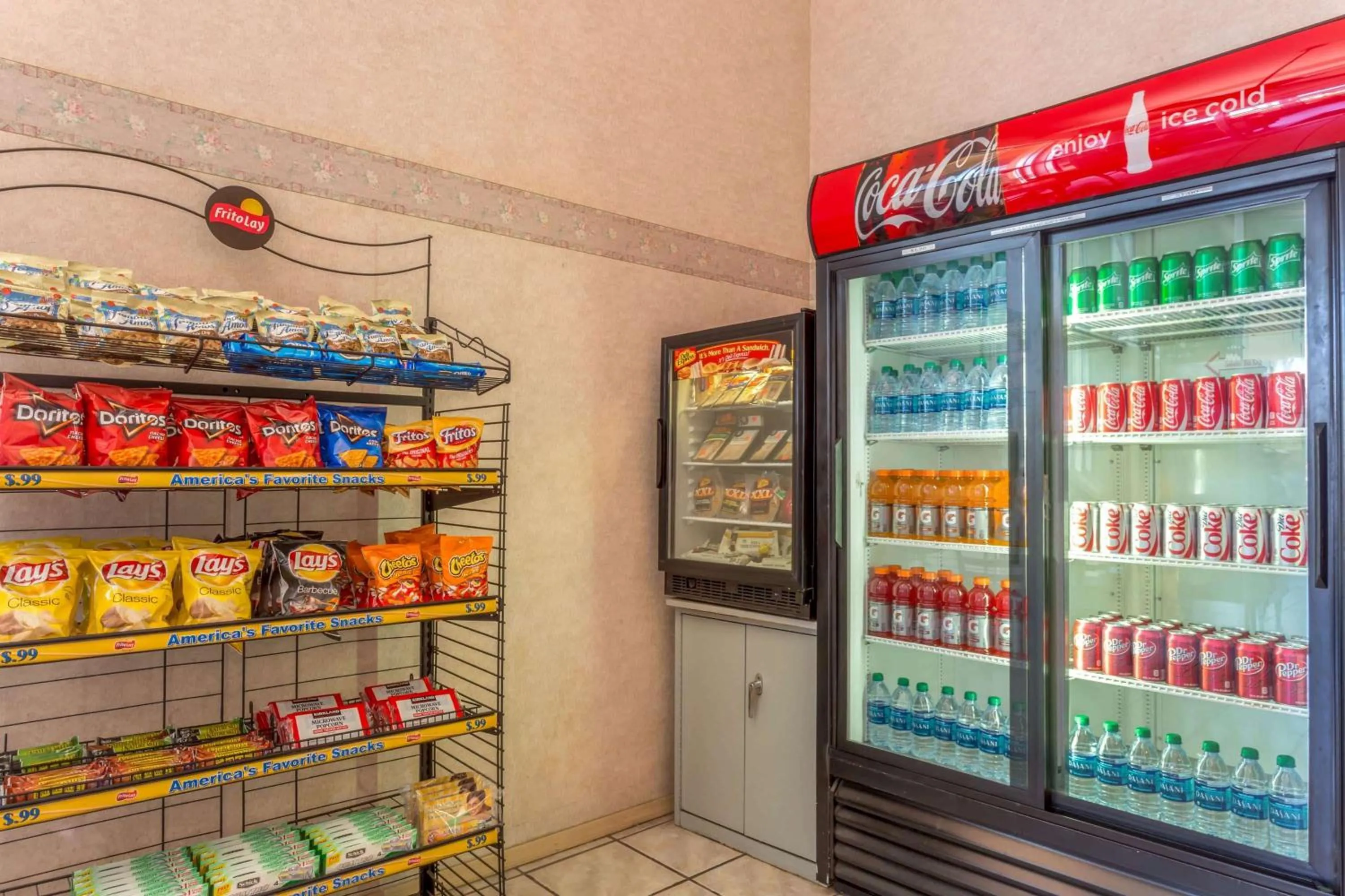 On-site shops in Howard Johnson by Wyndham Phoenix Airport/Downtown Area