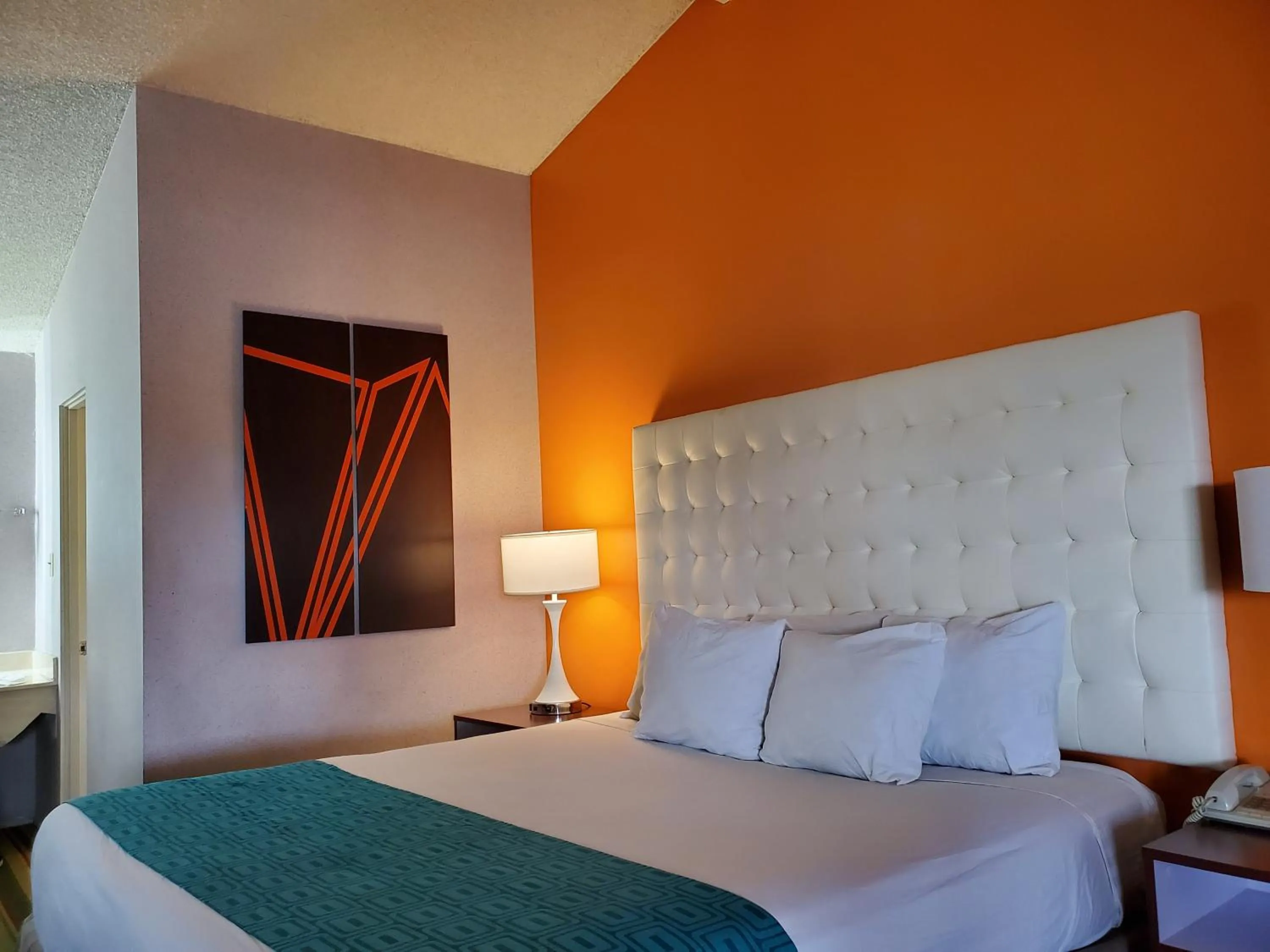 Bedroom, Bed in Howard Johnson by Wyndham Phoenix Airport/Downtown Area