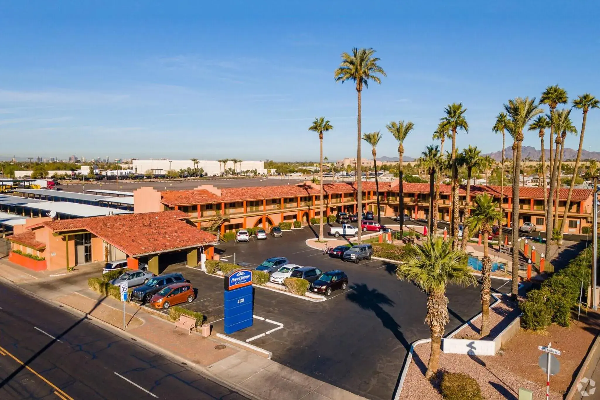 Property building in Howard Johnson by Wyndham Phoenix Airport/Downtown Area Property building in Howard Johnson by Wyndham Phoenix Airport/Downtown Area
