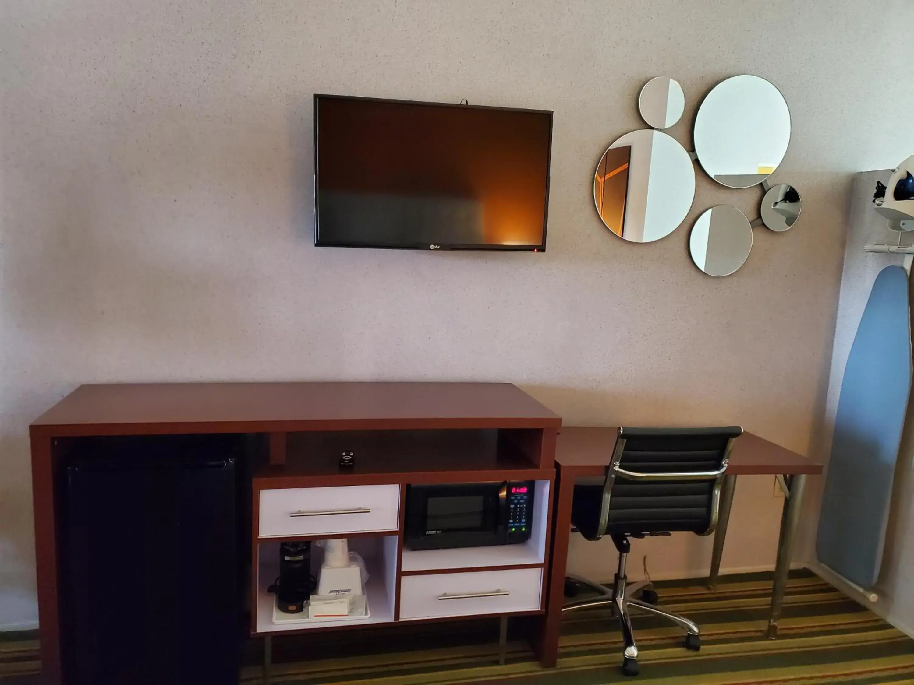 View (from property/room) in Howard Johnson by Wyndham Phoenix Airport/Downtown Area View (from property/room) in Howard Johnson by Wyndham Phoenix Airport/Downtown Area