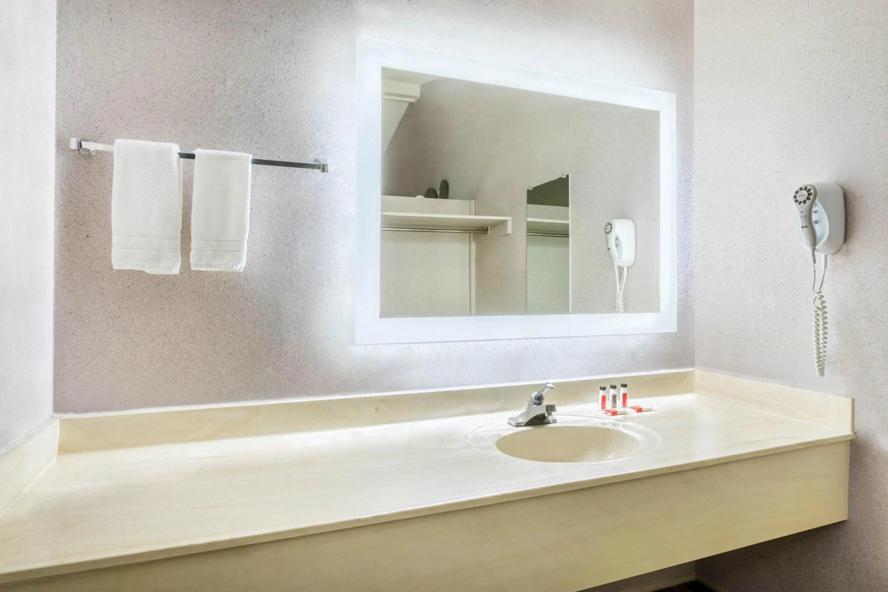 Bathroom in Howard Johnson by Wyndham Phoenix Airport/Downtown Area