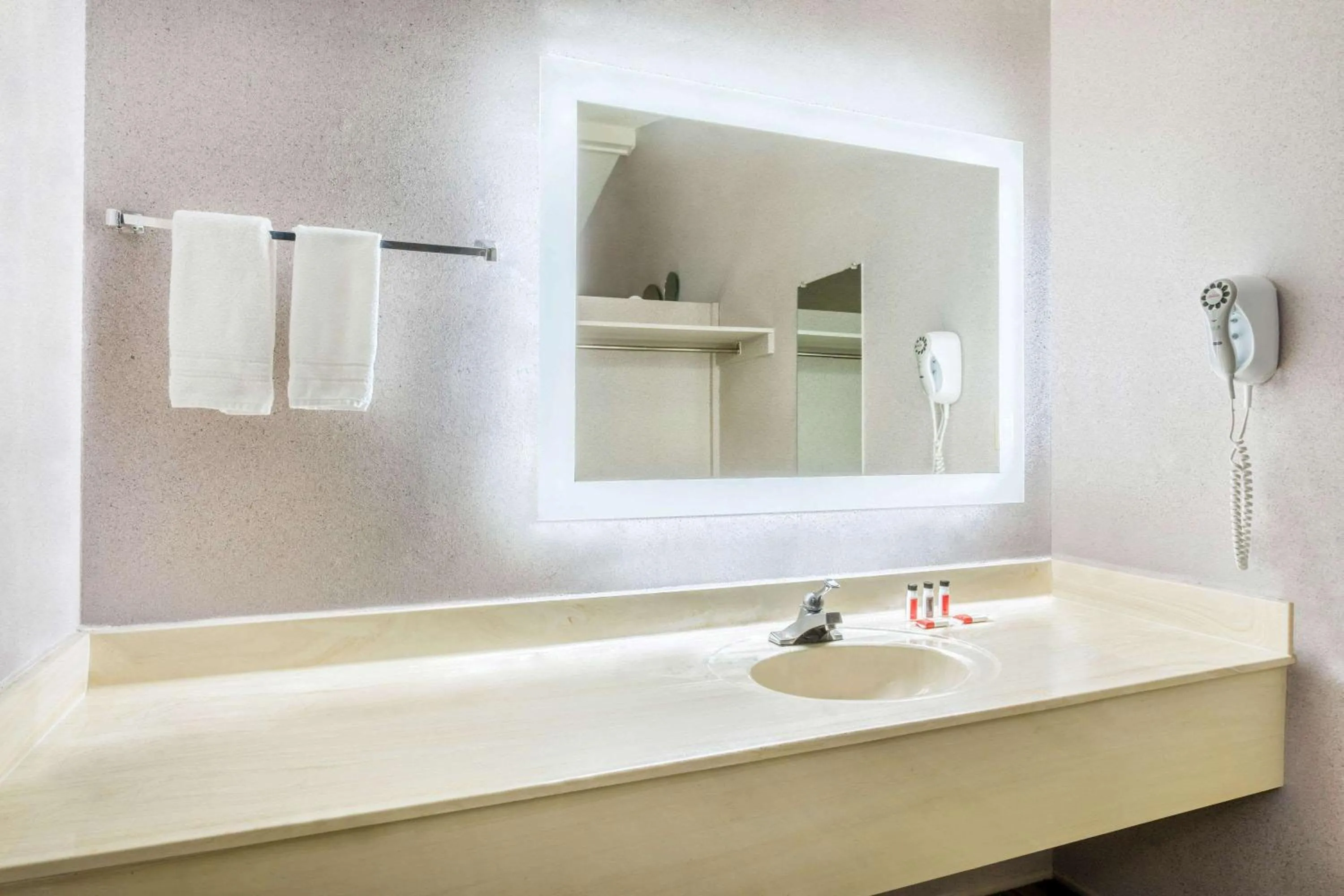 Bathroom in Howard Johnson by Wyndham Phoenix Airport/Downtown Area