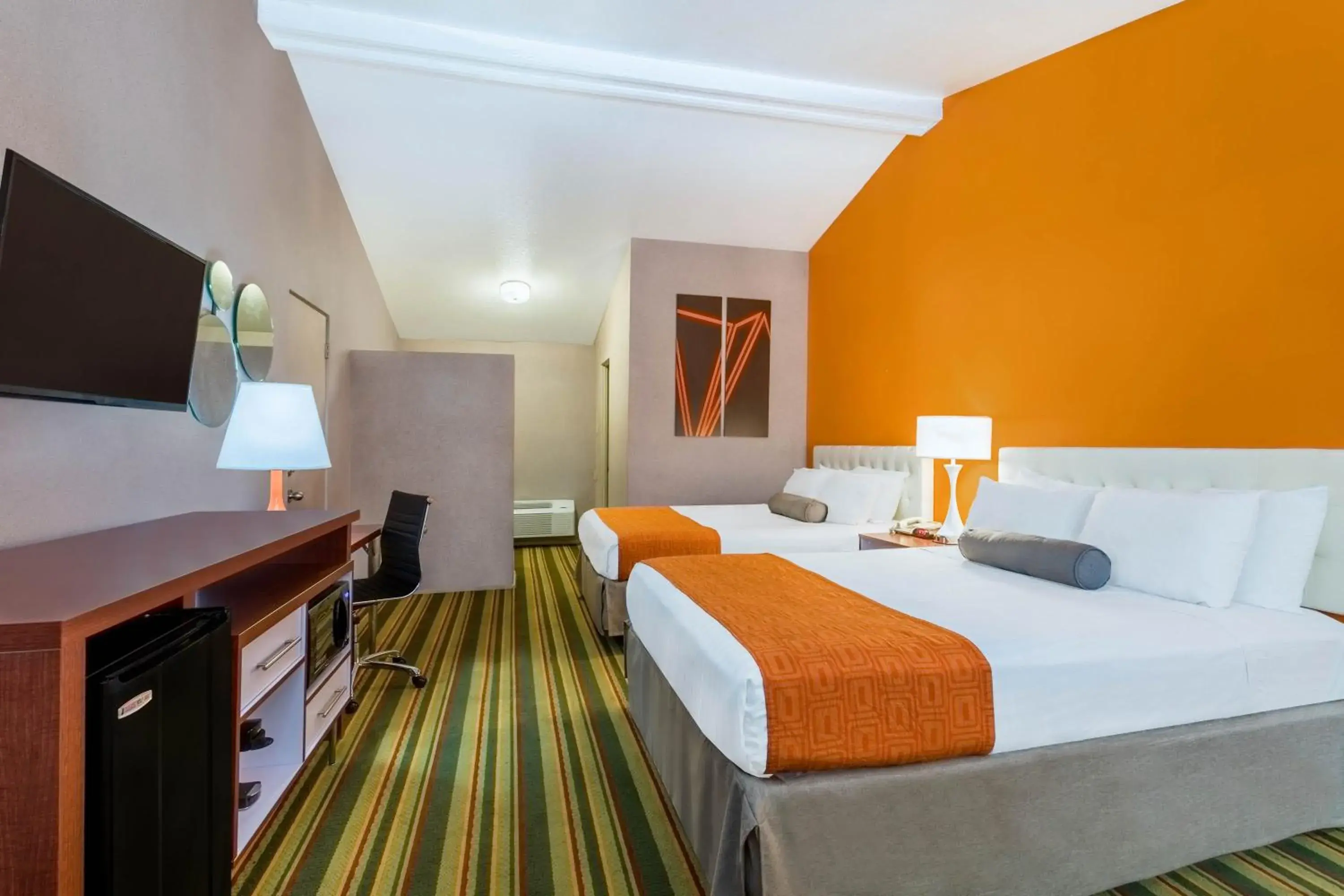 Queen Room with Two Queen Beds - Non-Smoking in Howard Johnson by Wyndham Phoenix Airport/Downtown Area Queen Room with Two Queen Beds - Non-Smoking in Howard Johnson by Wyndham Phoenix Airport/Downtown Area