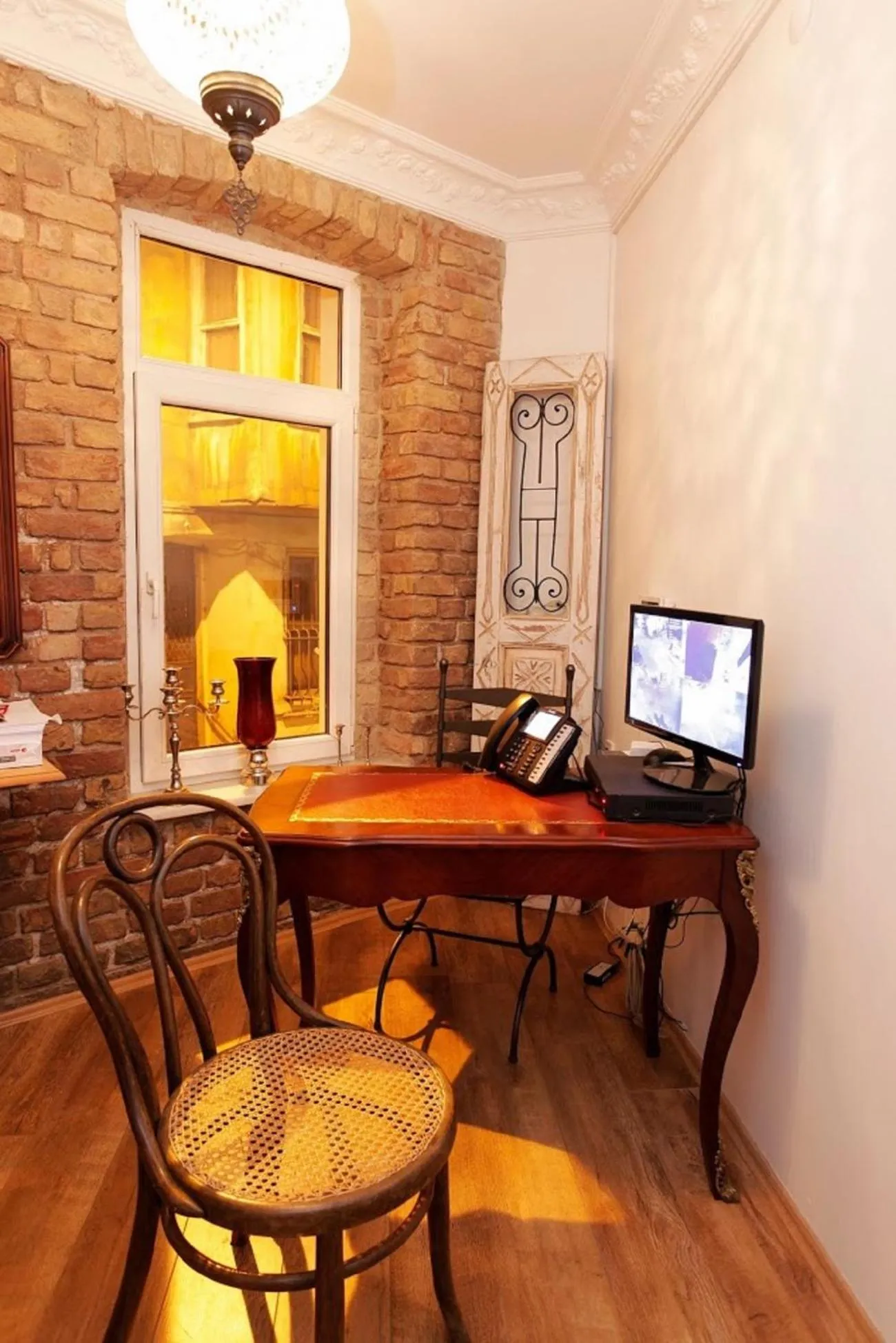 TV and multimedia in The White Swan Suites Beyoglu