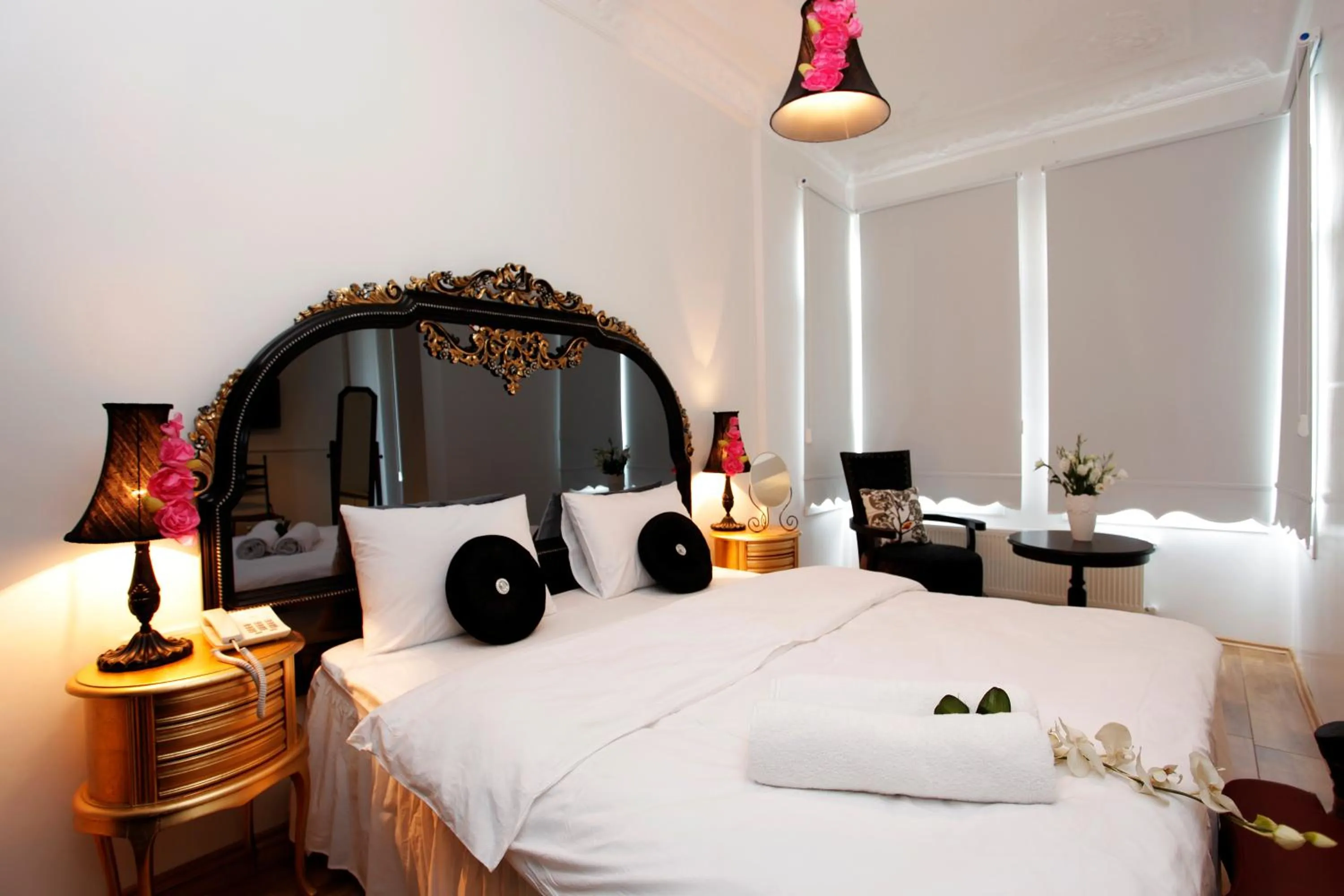 Bedroom, Bed in The White Swan Suites Beyoglu