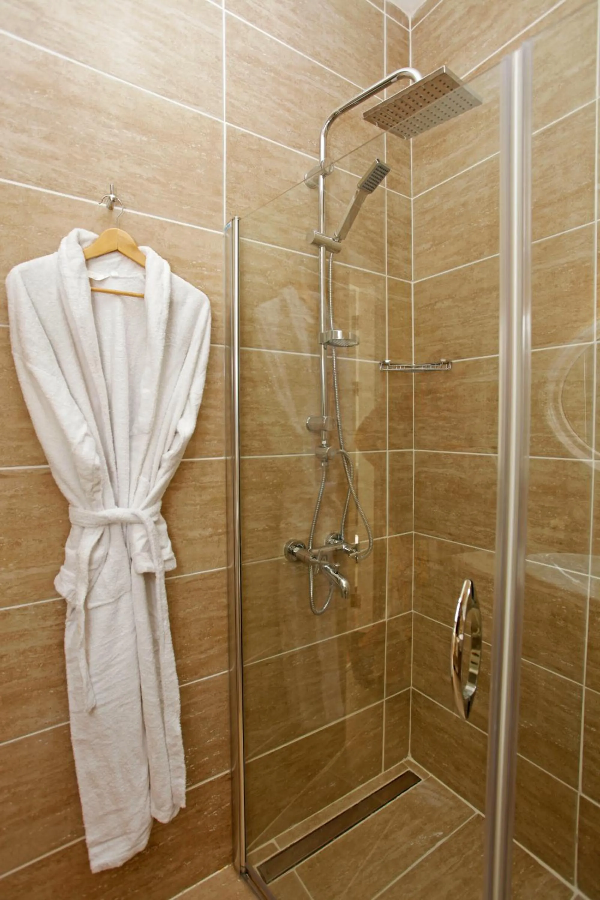 Shower in The White Swan Suites Beyoglu
