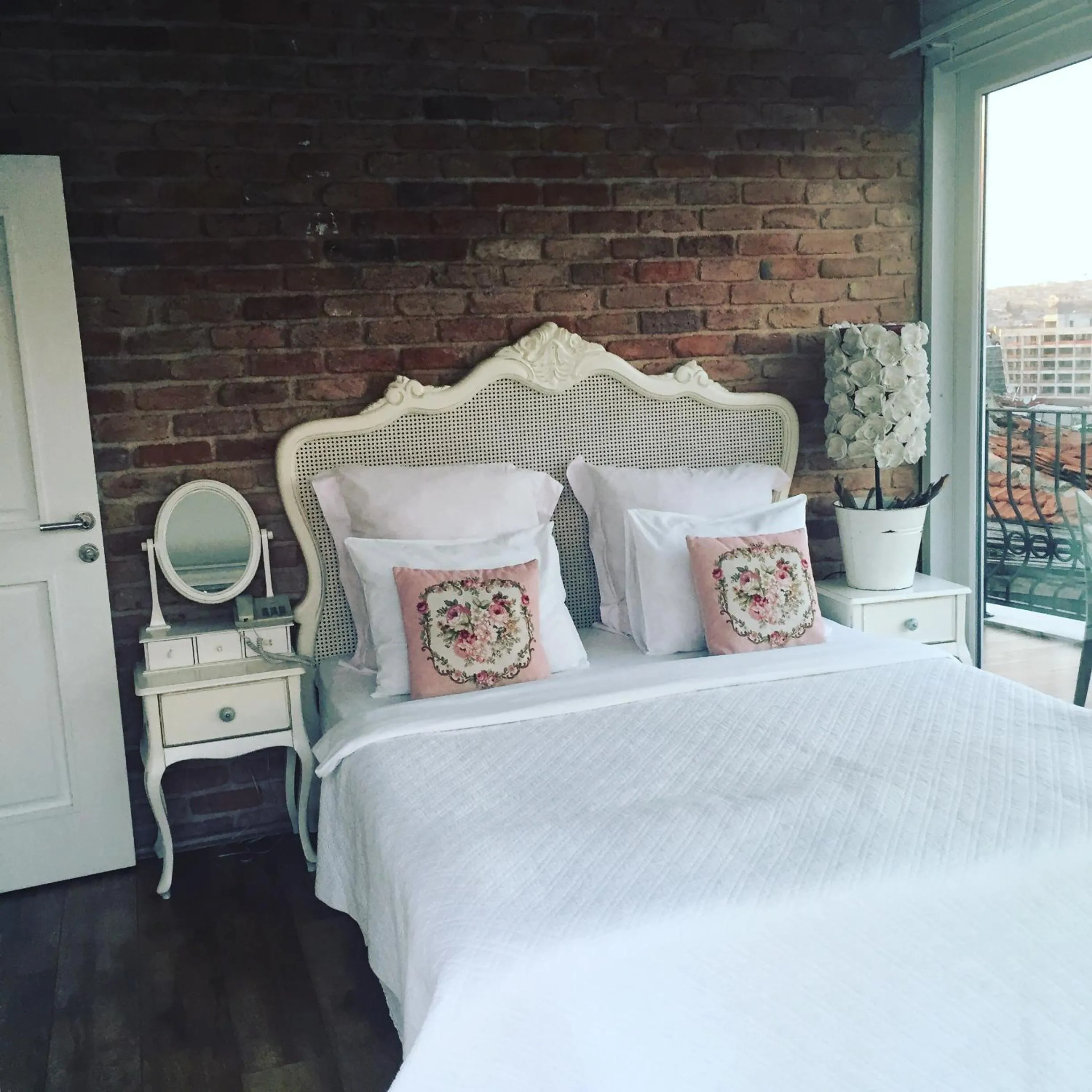 Balcony/Terrace, Bed in The White Swan Suites Beyoglu