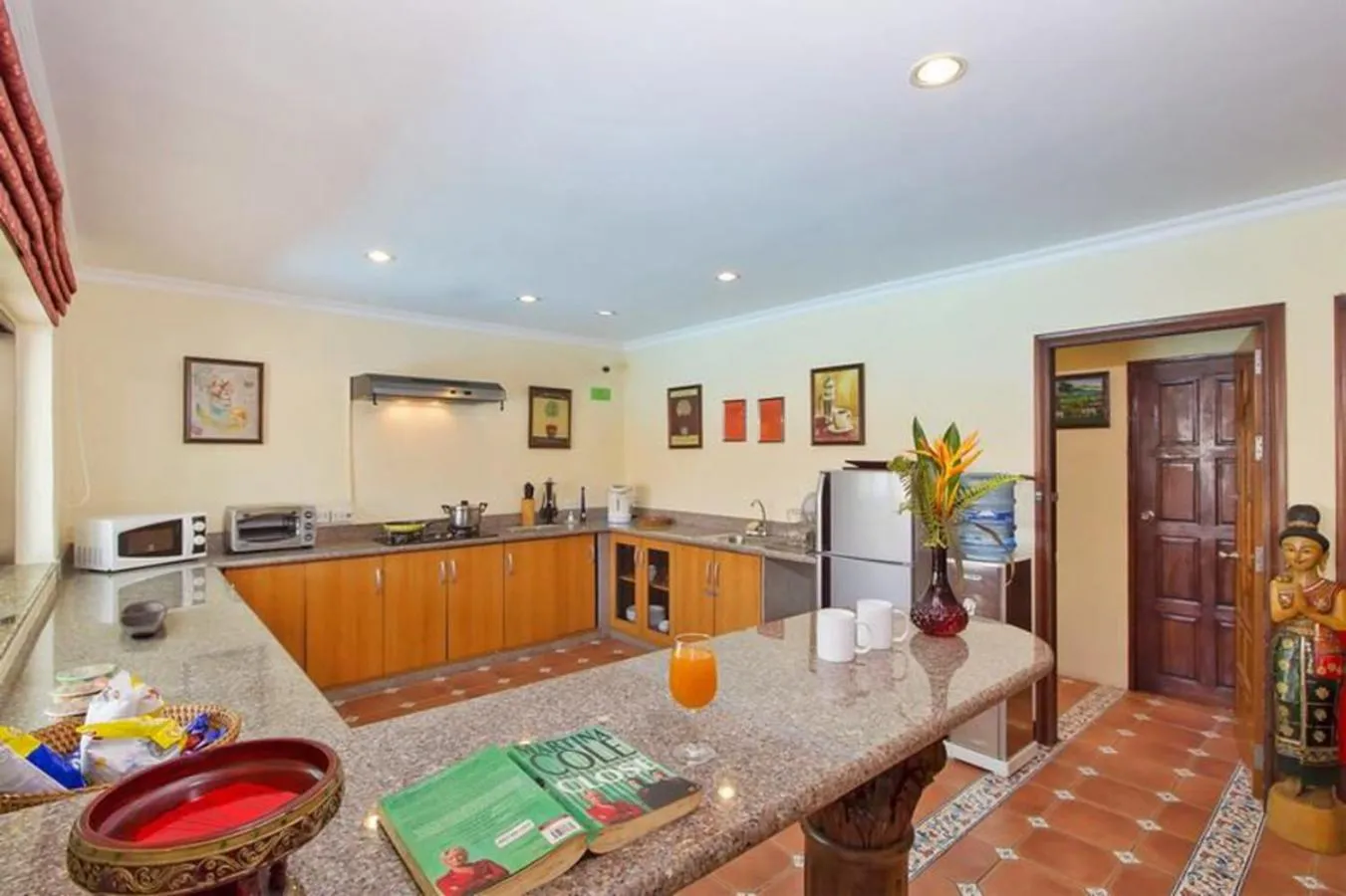 Communal kitchen in VIEWBOR VILLA - PATTAYA HOLIDAY HOUSE WALKING STREET 4 bedrooms