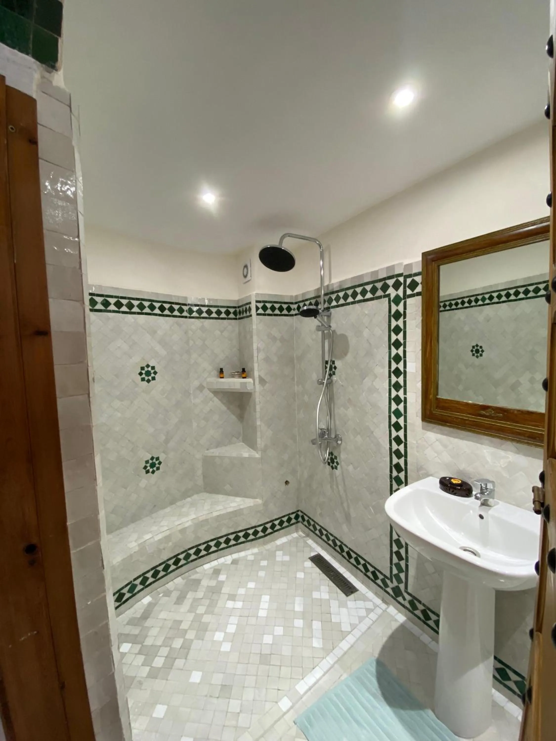 Shower in Dar Rif Kebdani