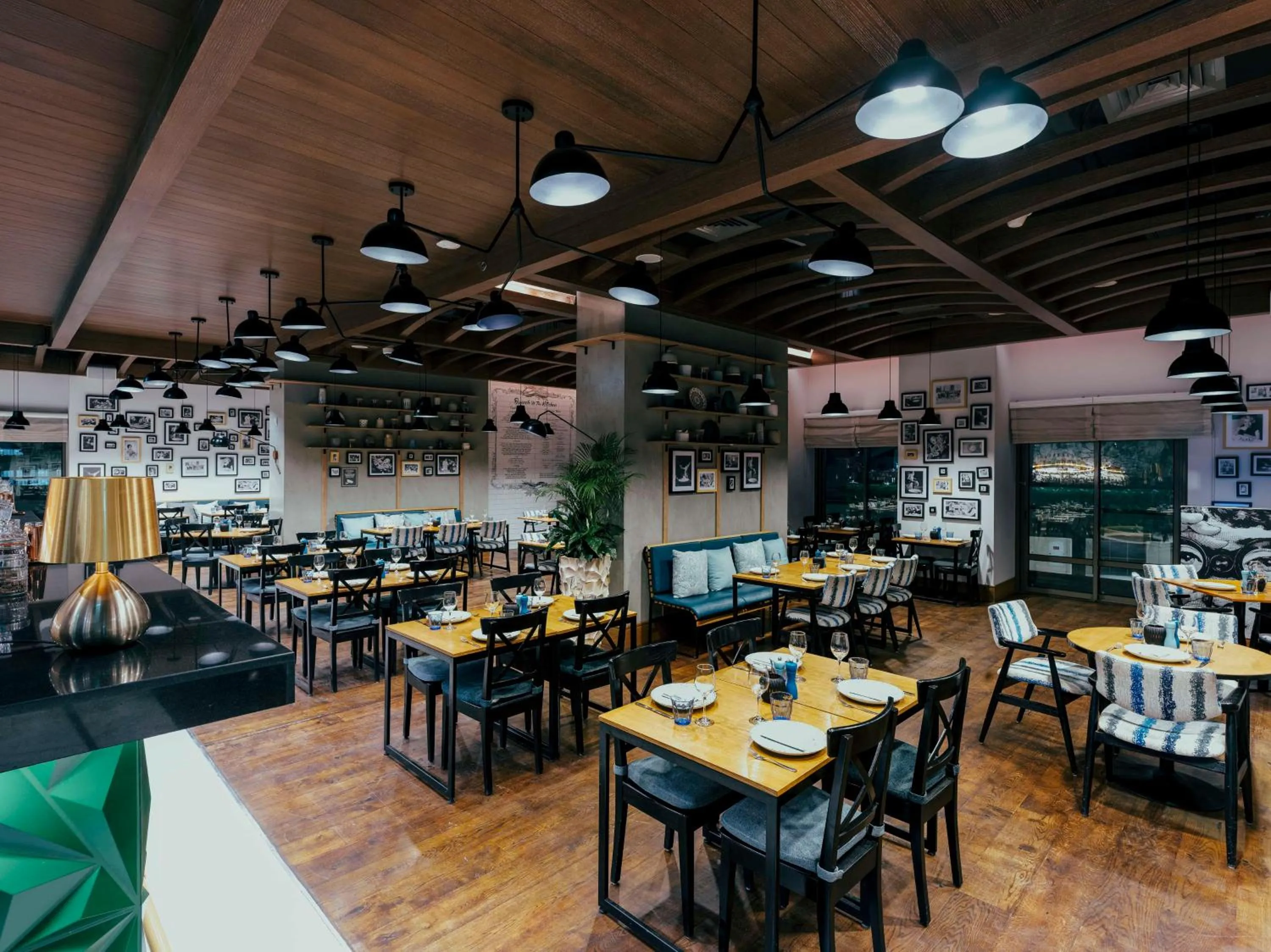 Restaurant/places to eat in Hilton Doha The Pearl