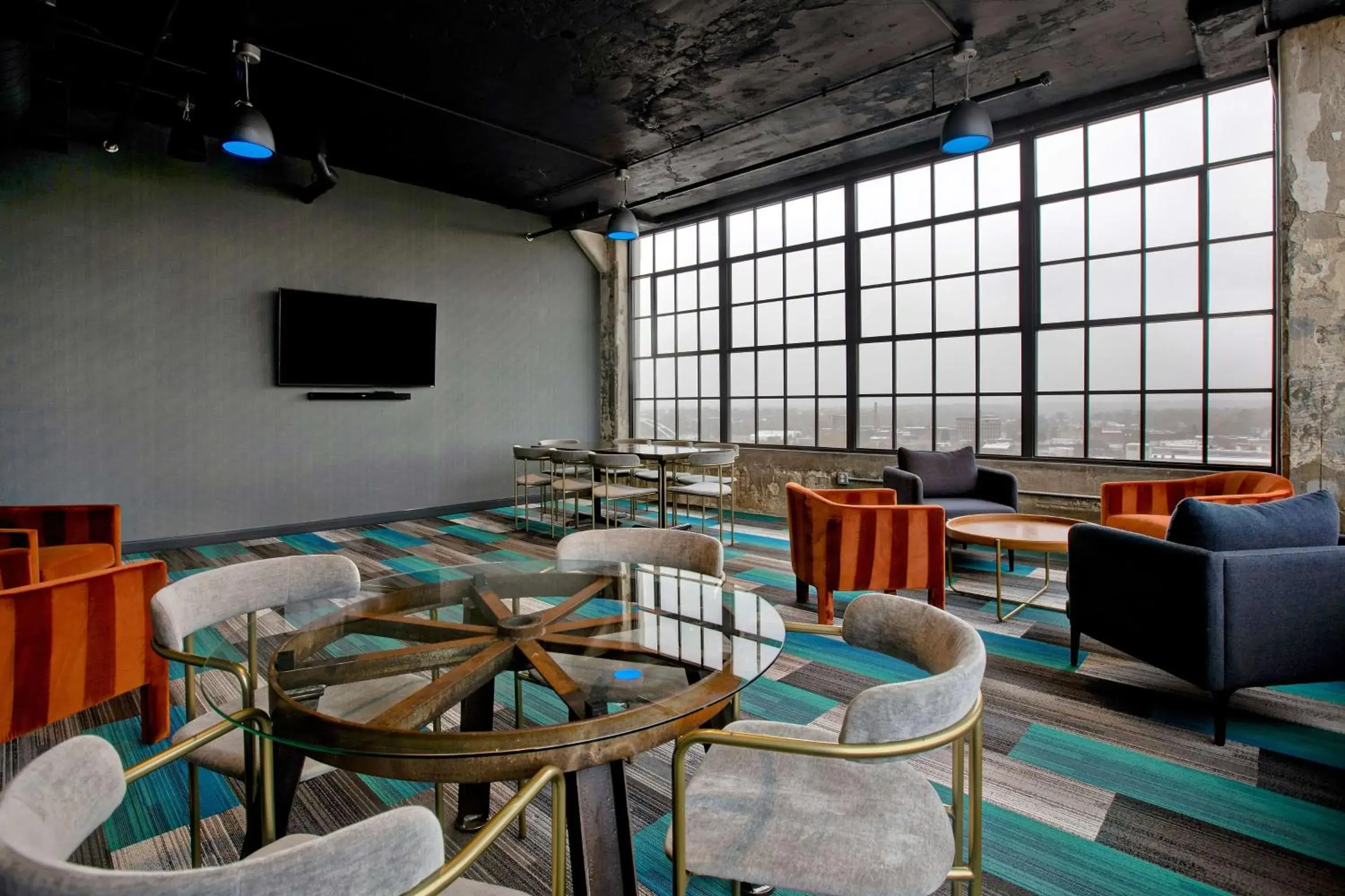 Lounge or bar in Embassy Suites By Hilton Rockford Riverfront Lounge or bar in Embassy Suites By Hilton Rockford Riverfront