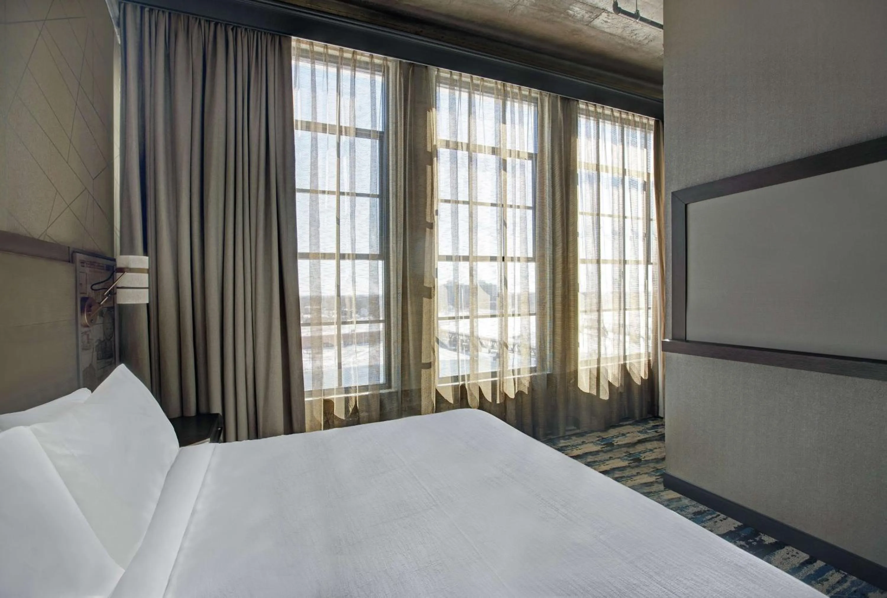 Bed in Embassy Suites By Hilton Rockford Riverfront