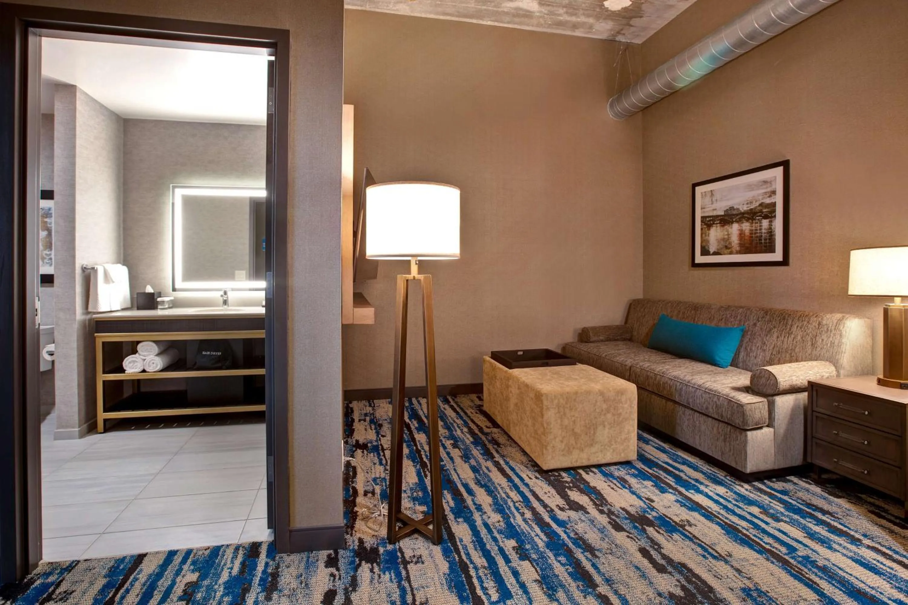 Living room, Bed in Embassy Suites By Hilton Rockford Riverfront