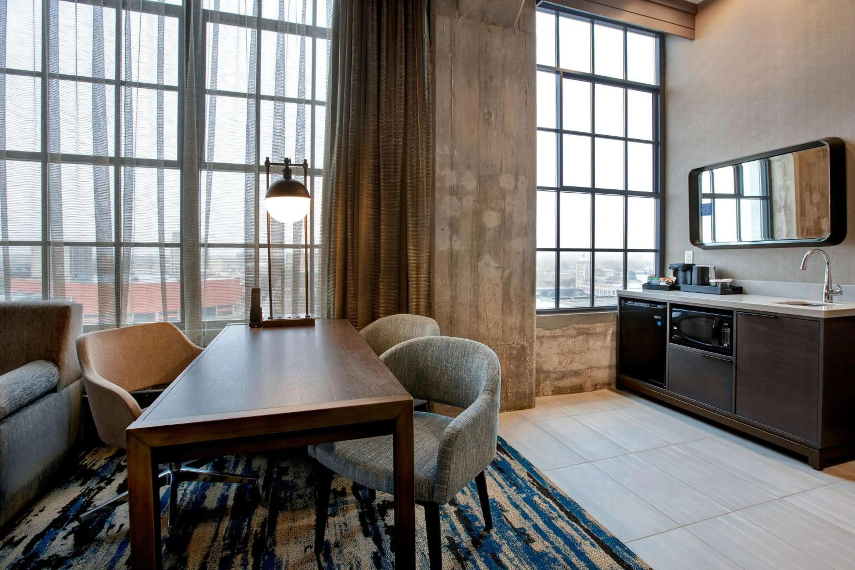 Bedroom in Embassy Suites By Hilton Rockford Riverfront