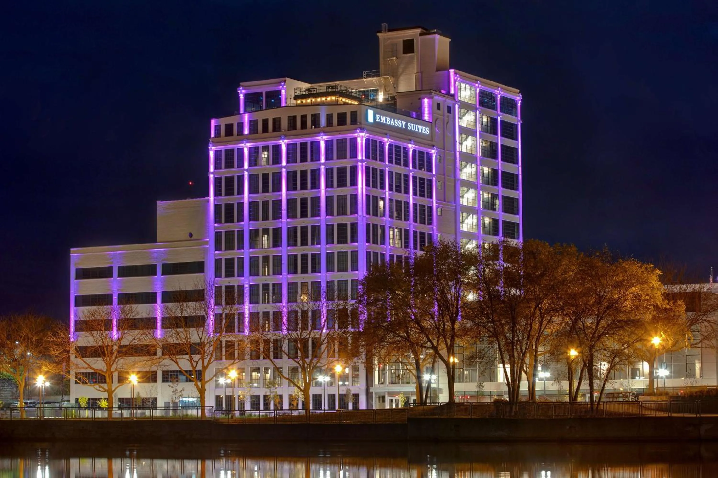 Property building in Embassy Suites By Hilton Rockford Riverfront