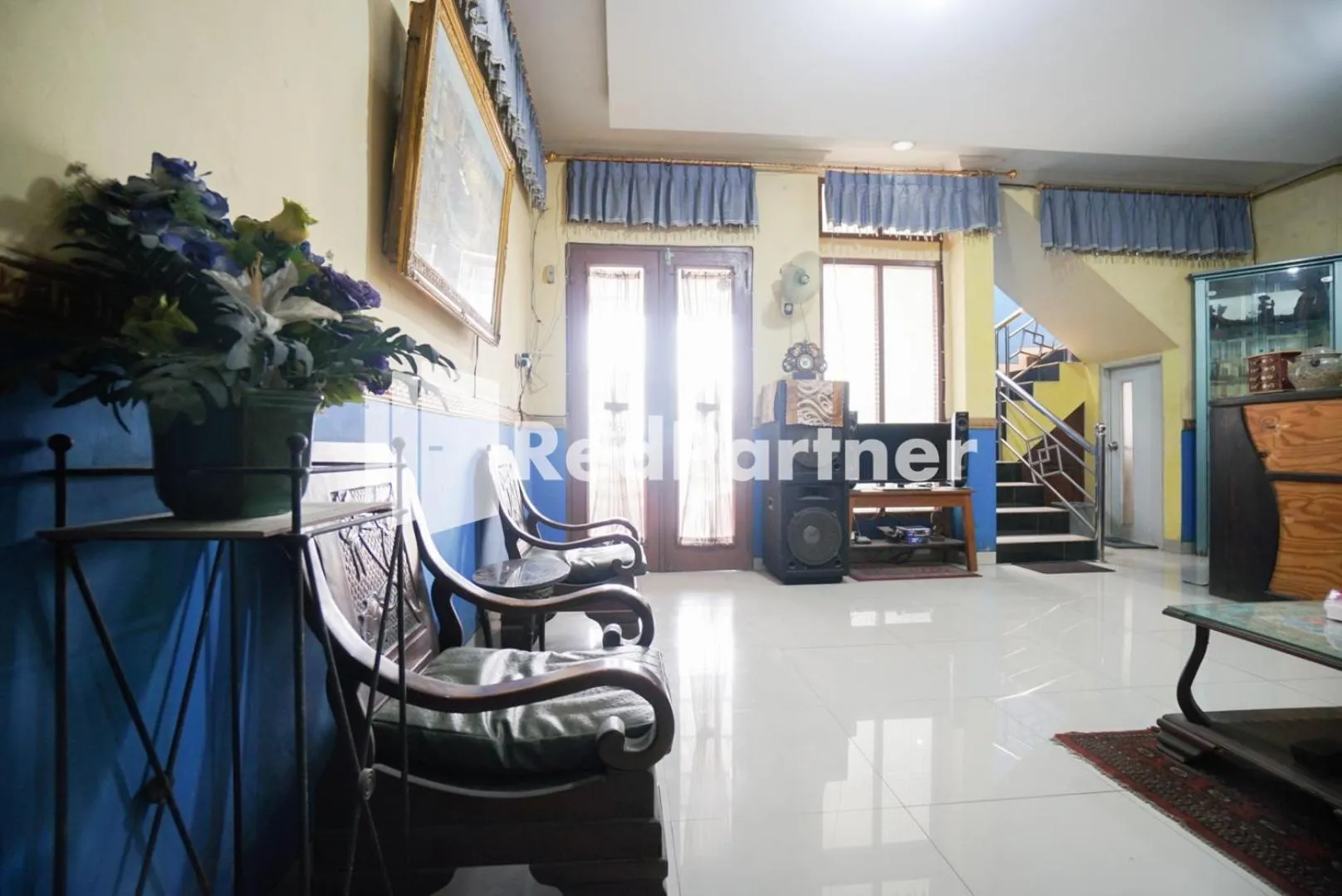 Seating area in Surabaya Jaya Hotel near Soekarno Hatta Airport Redpartner