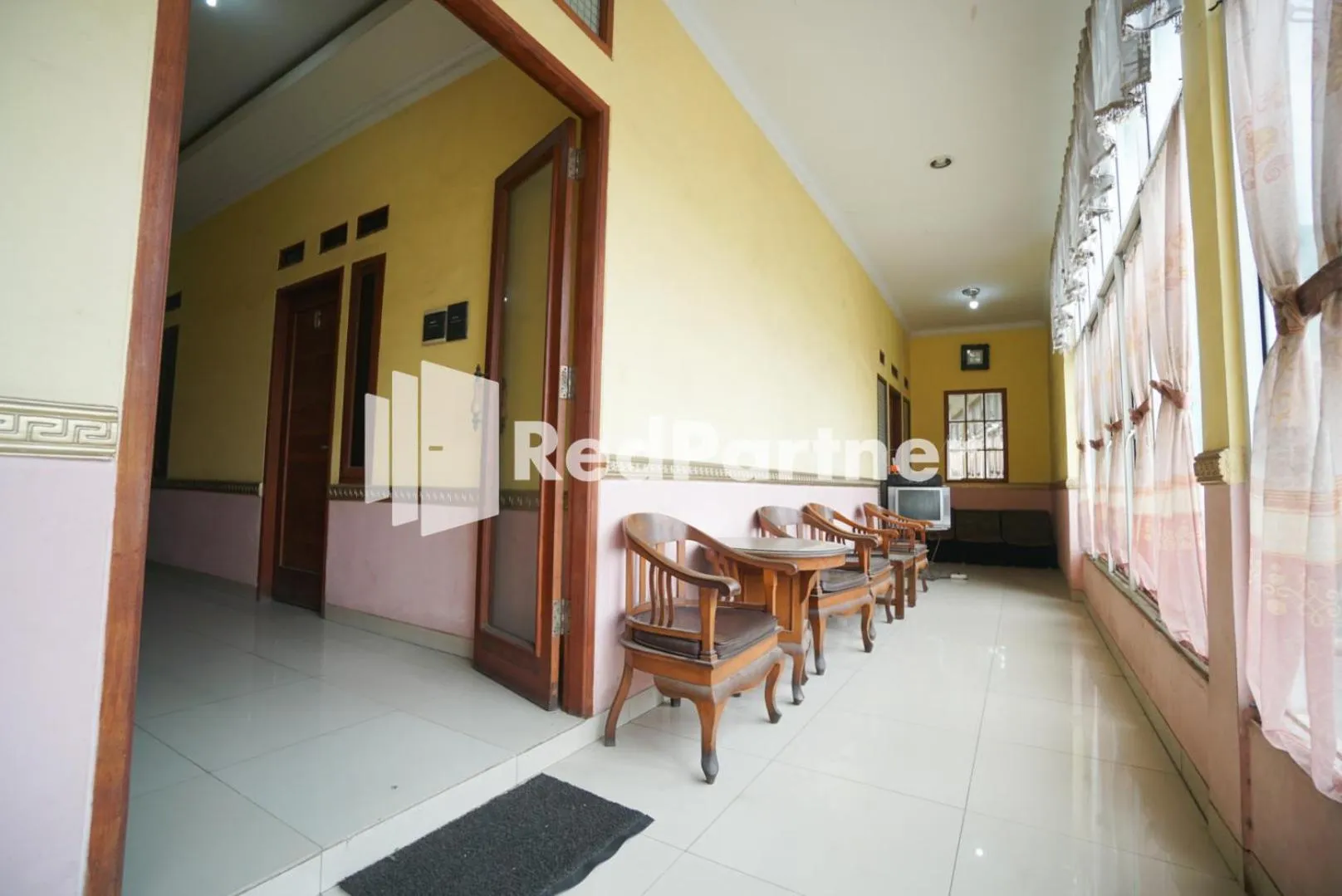 Seating area in Surabaya Jaya Hotel near Soekarno Hatta Airport Redpartner