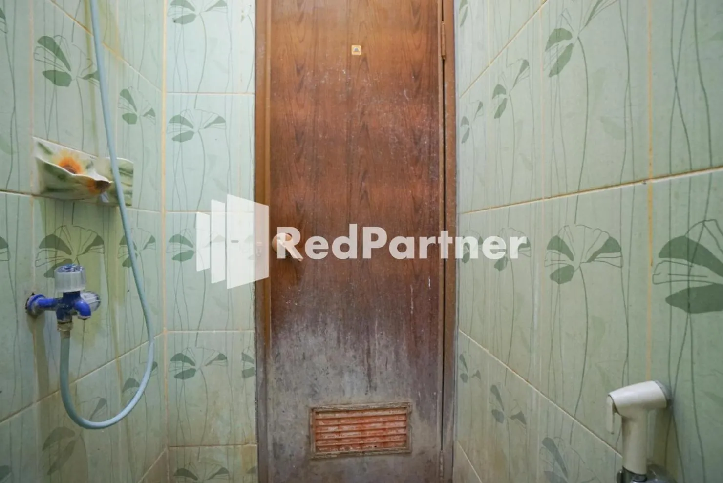 Bathroom in Surabaya Jaya Hotel near Soekarno Hatta Airport Redpartner