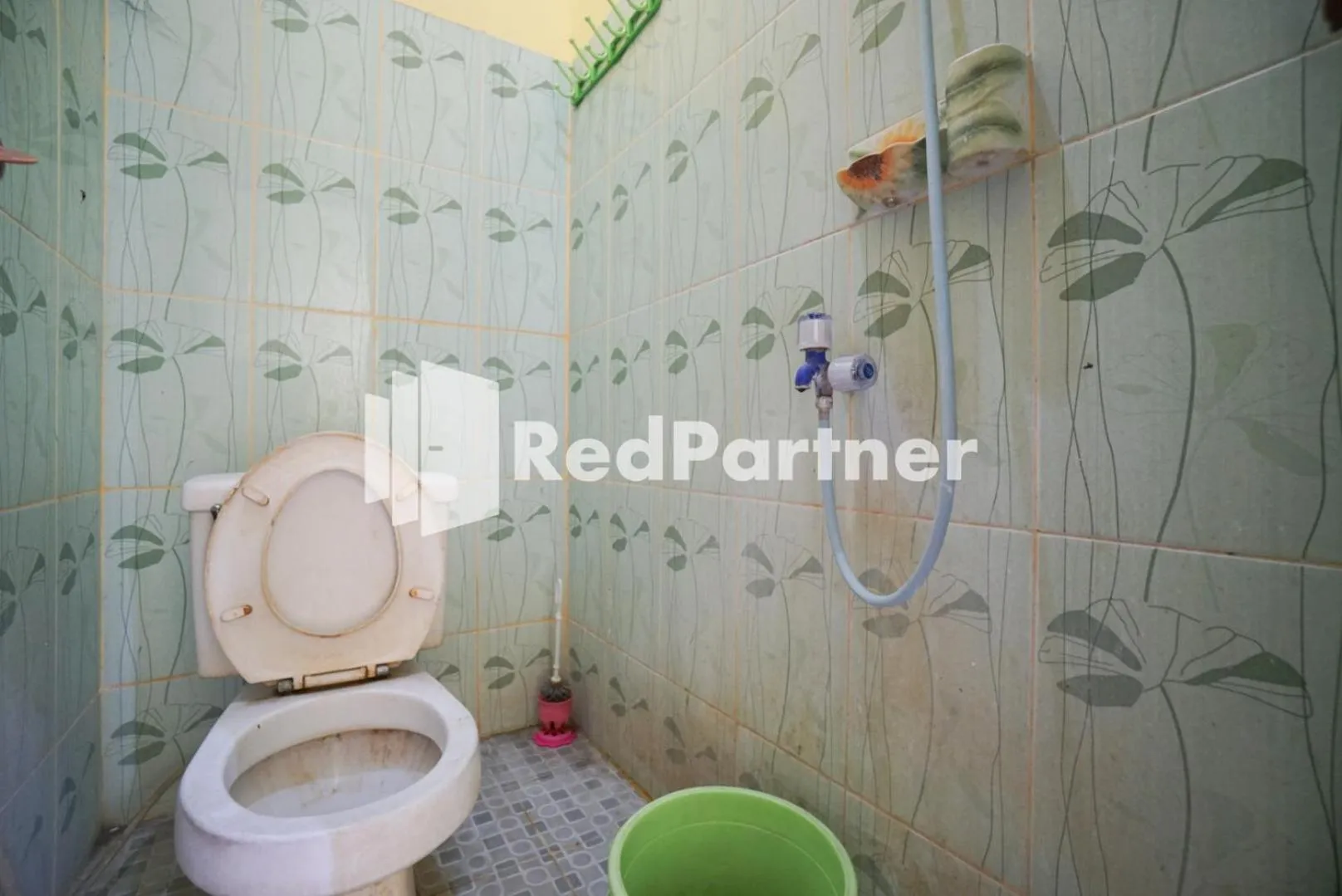 Bathroom in Surabaya Jaya Hotel near Soekarno Hatta Airport Redpartner