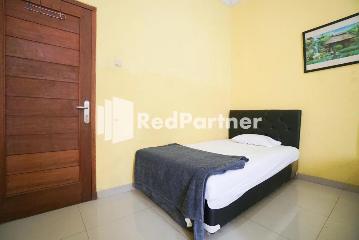 Bedroom, Bed in Surabaya Jaya Hotel near Soekarno Hatta Airport Redpartner