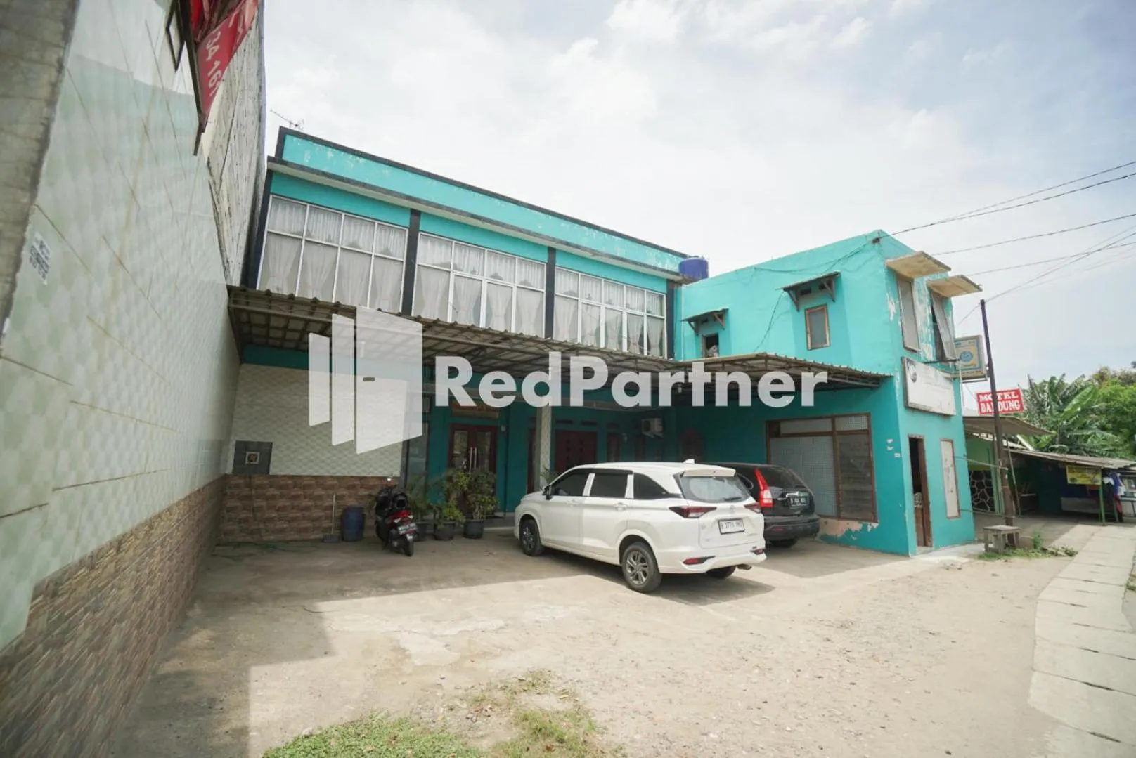 Property building in Surabaya Jaya Hotel near Soekarno Hatta Airport Redpartner