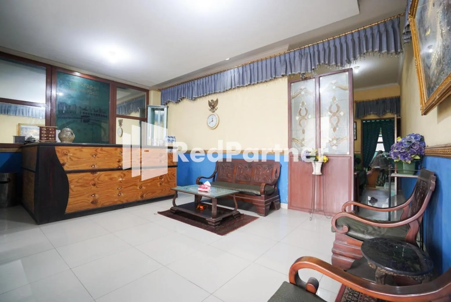 Lobby or reception in Surabaya Jaya Hotel near Soekarno Hatta Airport Redpartner