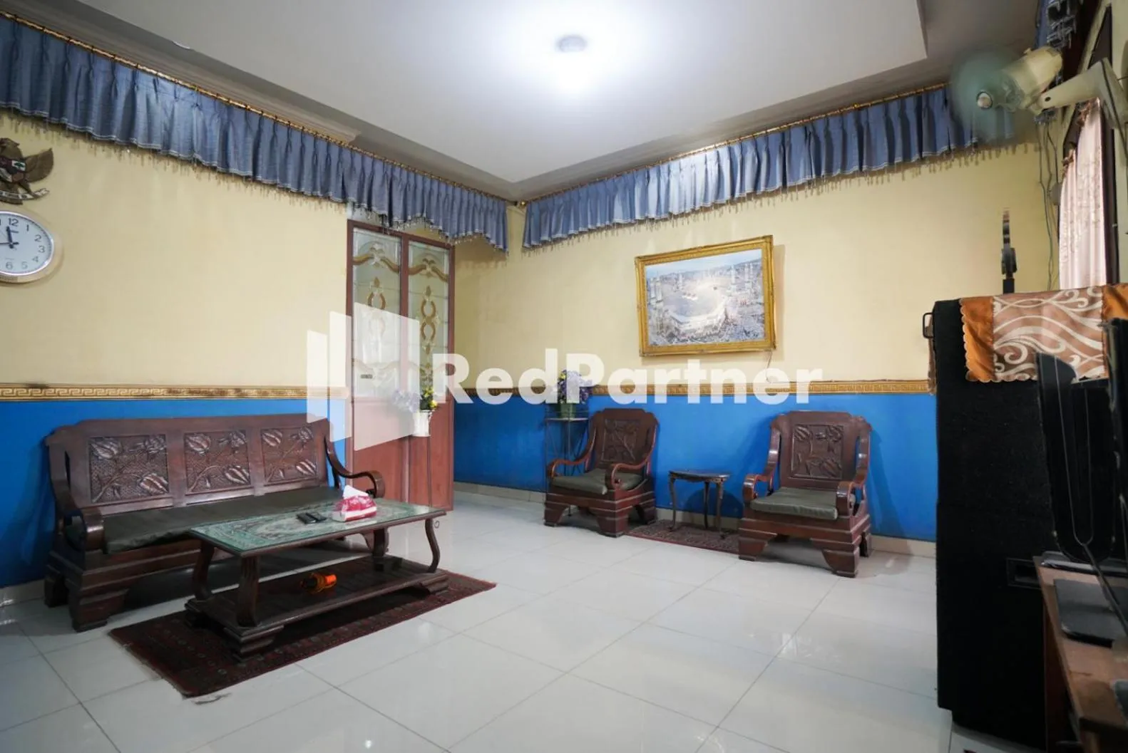 Seating area in Surabaya Jaya Hotel near Soekarno Hatta Airport Redpartner