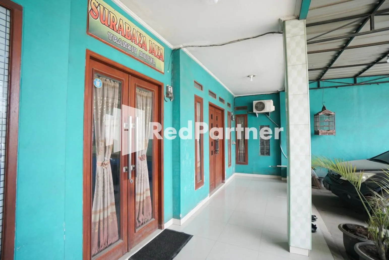 Facade/entrance in Surabaya Jaya Hotel near Soekarno Hatta Airport Redpartner