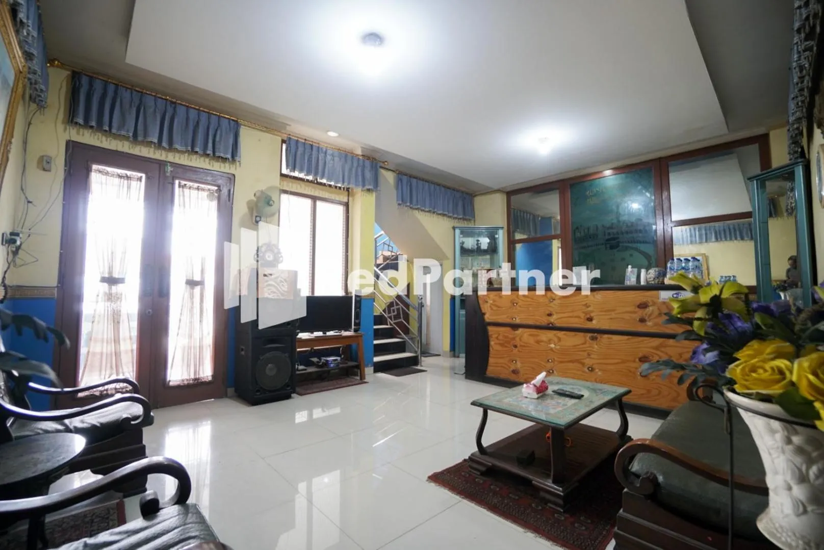 Lobby or reception in Surabaya Jaya Hotel near Soekarno Hatta Airport Redpartner