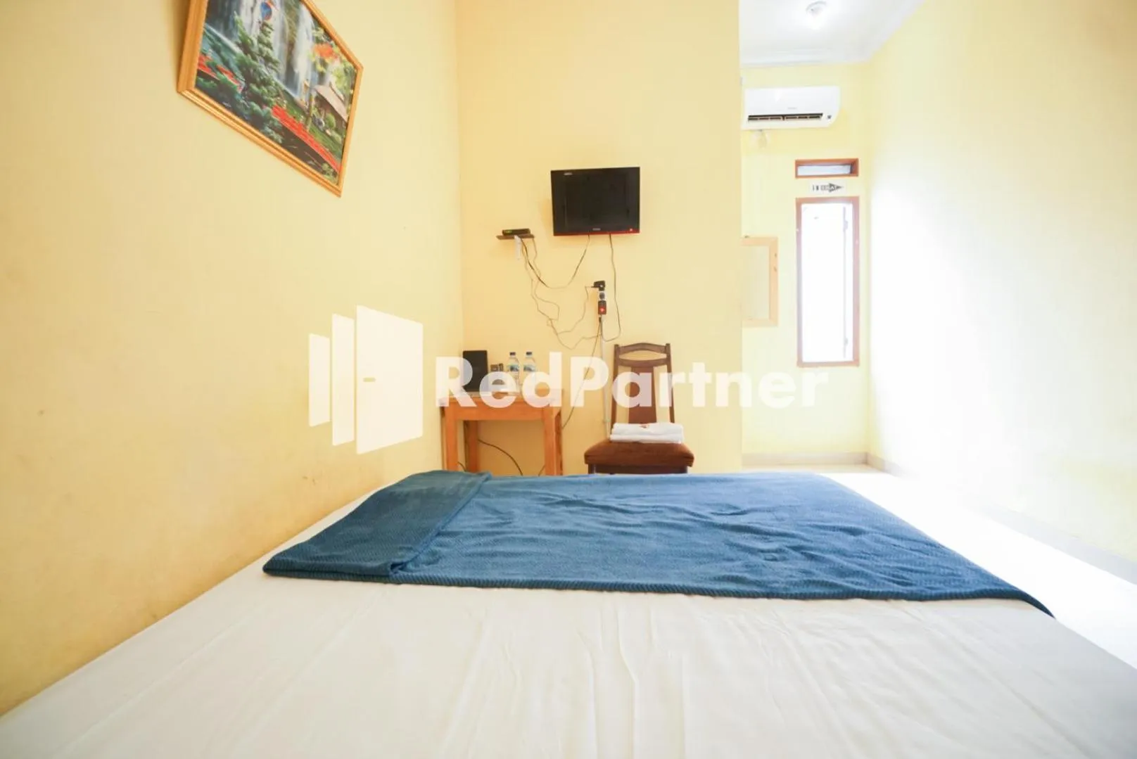 Bedroom, Bed in Surabaya Jaya Hotel near Soekarno Hatta Airport Redpartner