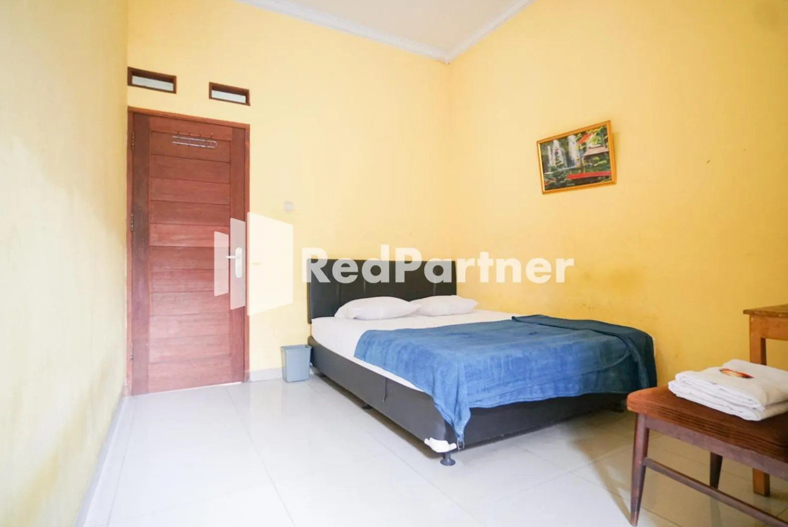 Bedroom, Bed in Surabaya Jaya Hotel near Soekarno Hatta Airport Redpartner