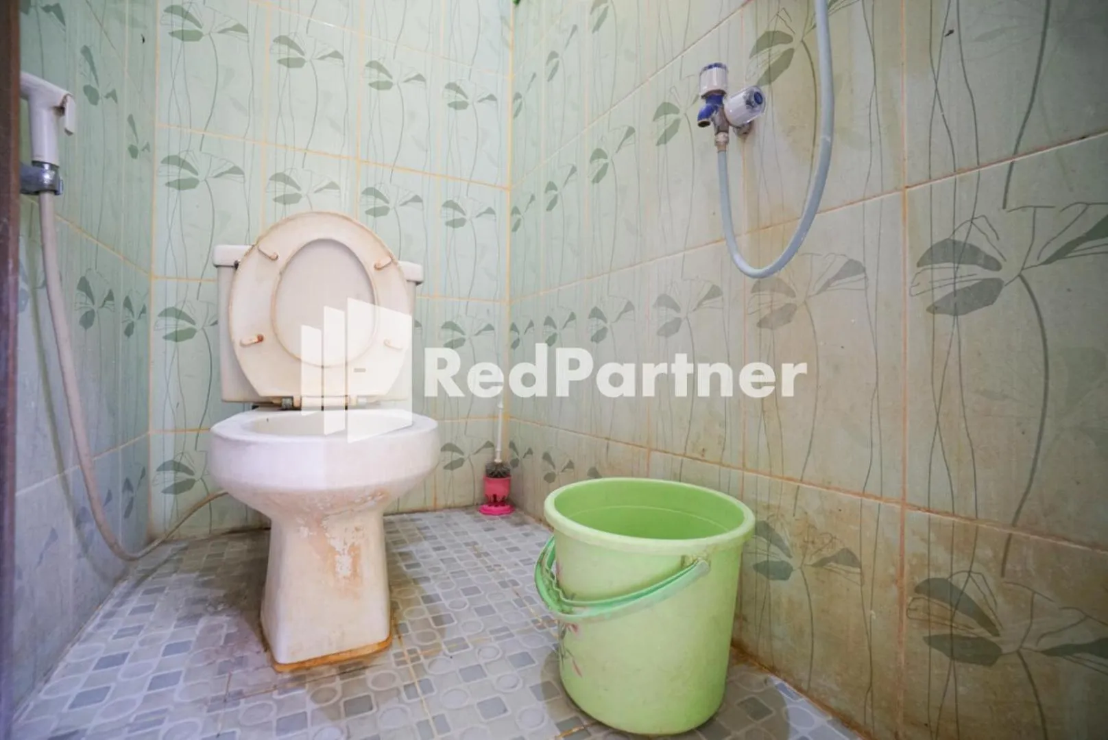 Bathroom in Surabaya Jaya Hotel near Soekarno Hatta Airport Redpartner