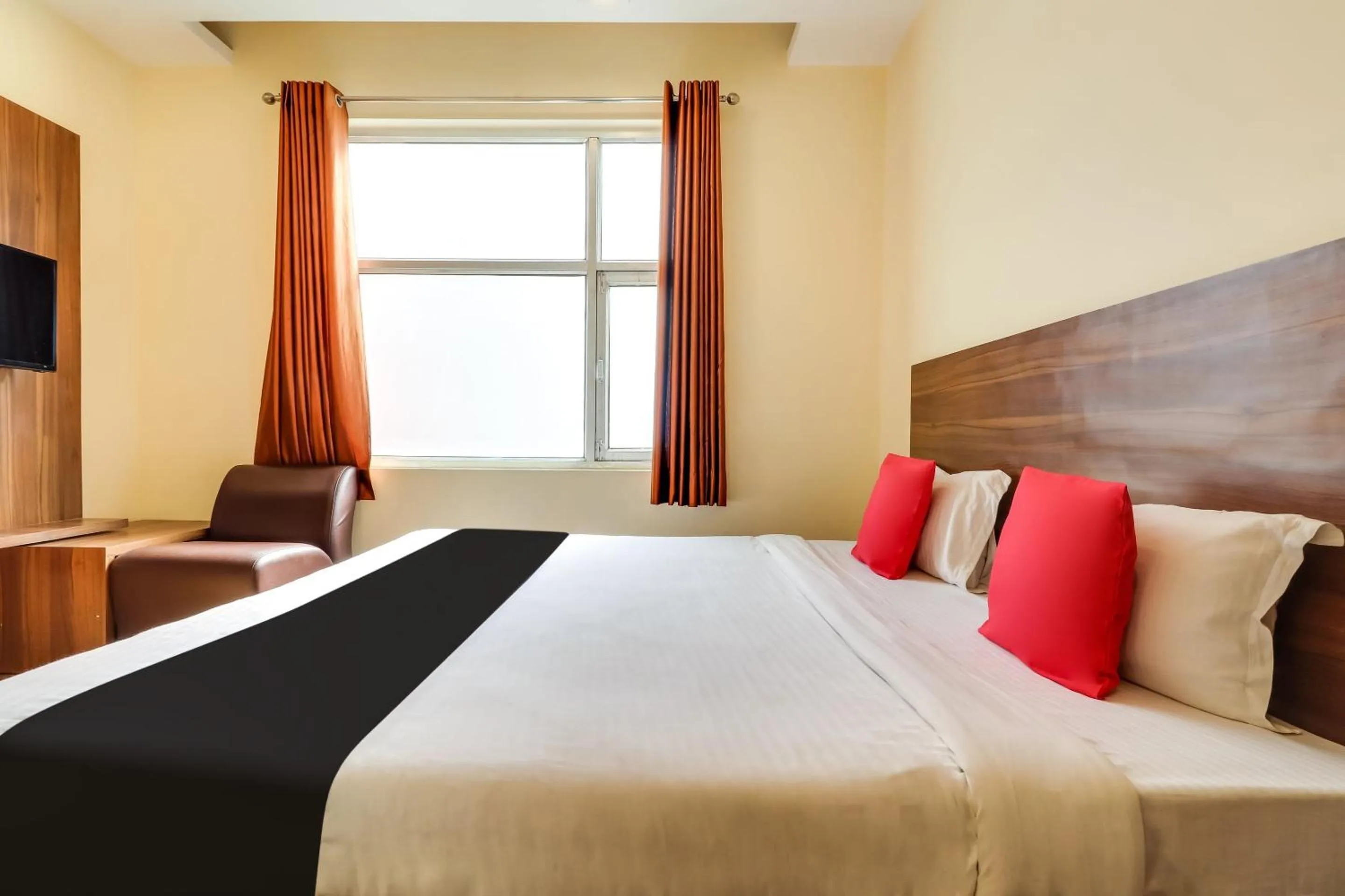 Bedroom, Bed in Super Capital O Seven Wonders Inn Near Sahara Ganj Mall