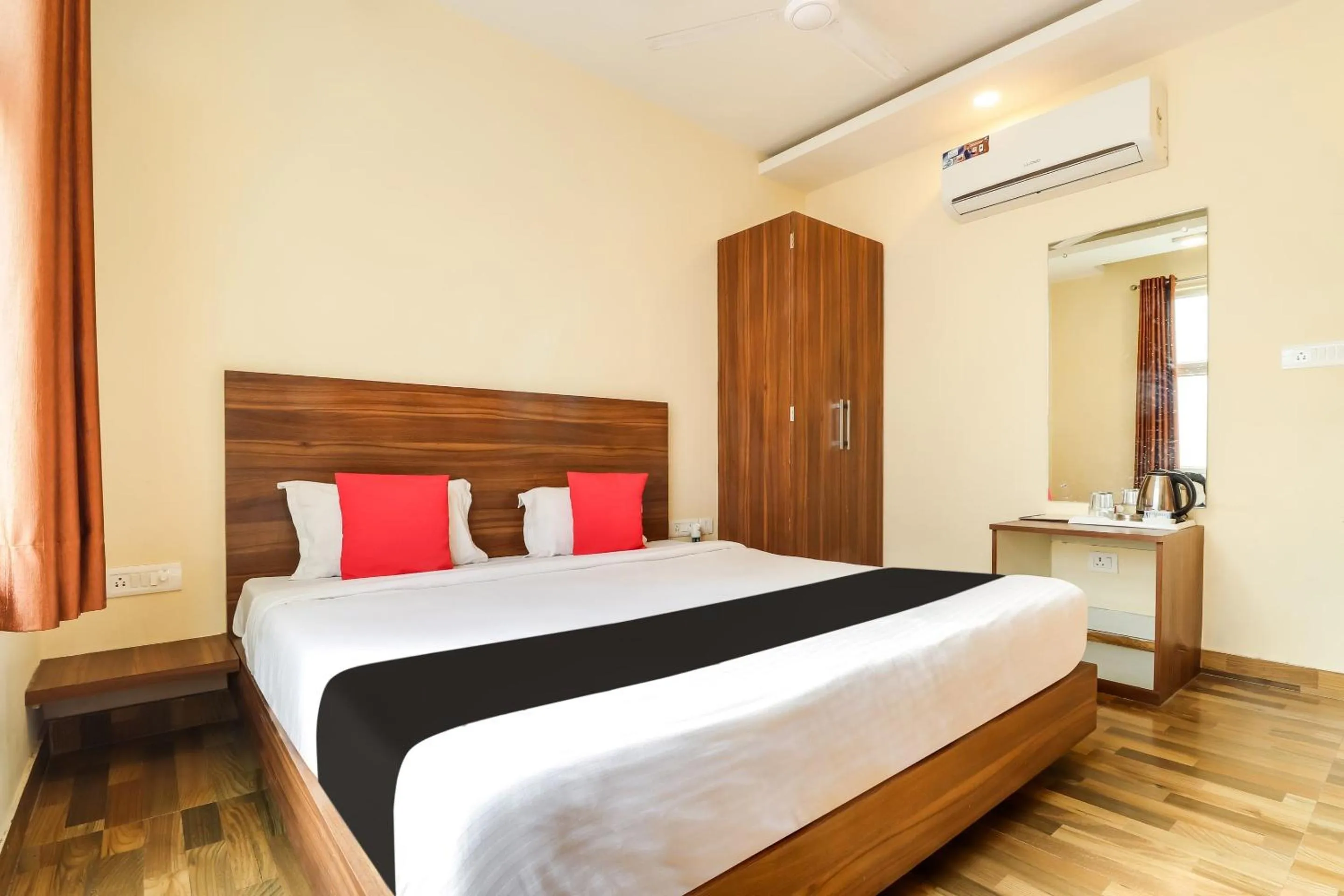 Bedroom, Bed in Super Capital O Seven Wonders Inn Near Sahara Ganj Mall
