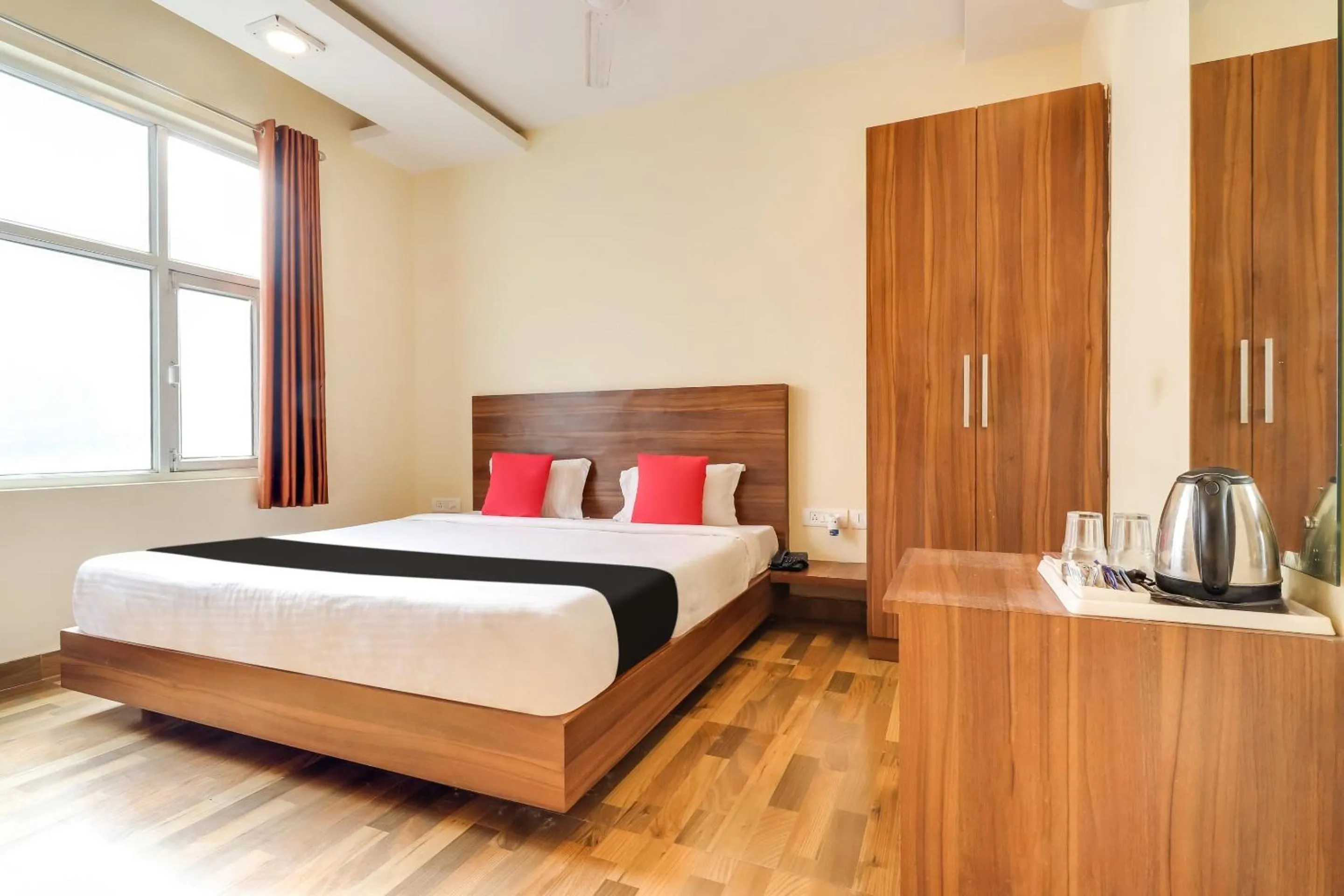 Bedroom, Bed in Super Capital O Seven Wonders Inn Near Sahara Ganj Mall