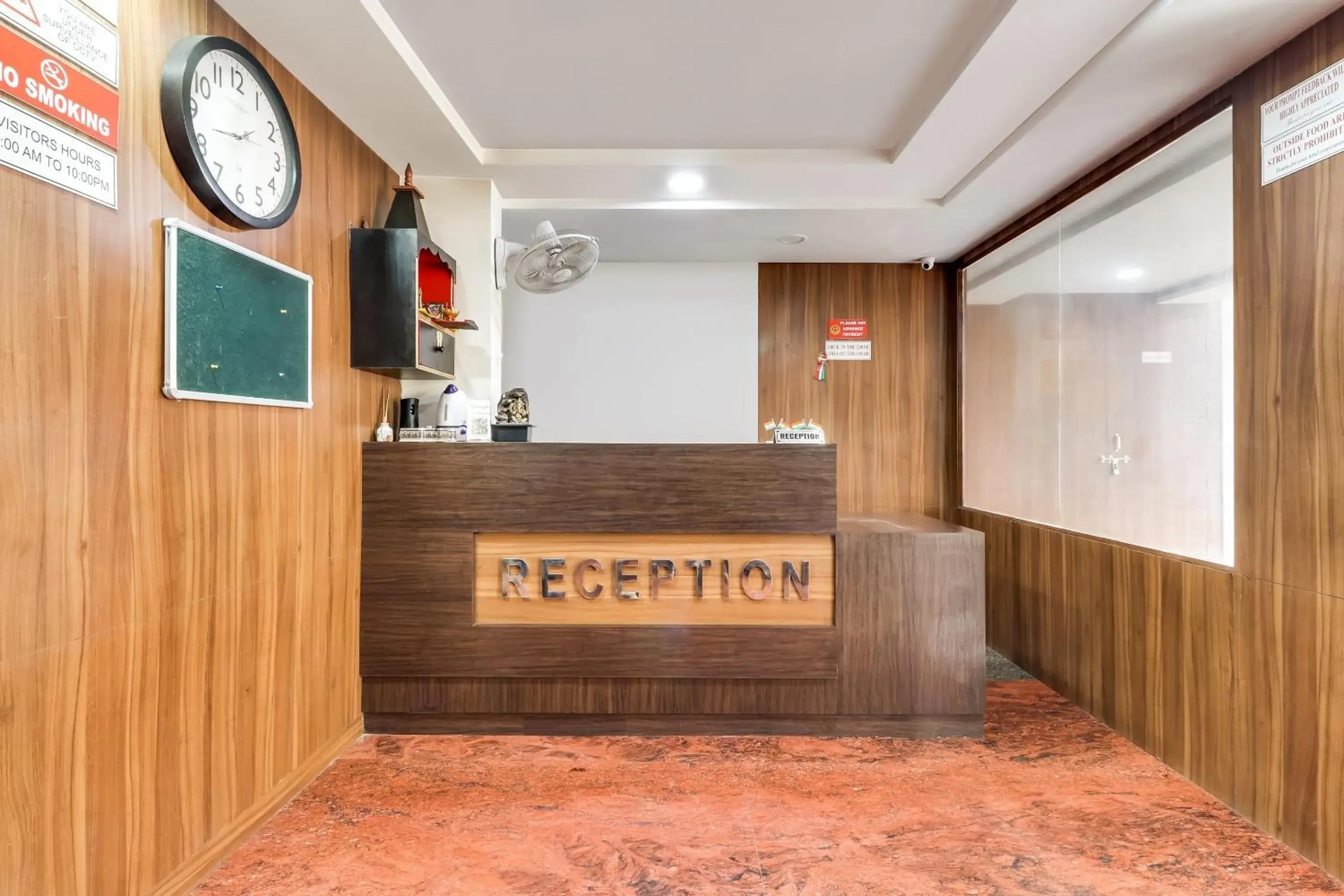 Lobby or reception in Super Capital O Seven Wonders Inn Near Sahara Ganj Mall Lobby or reception in Super Capital O Seven Wonders Inn Near Sahara Ganj Mall