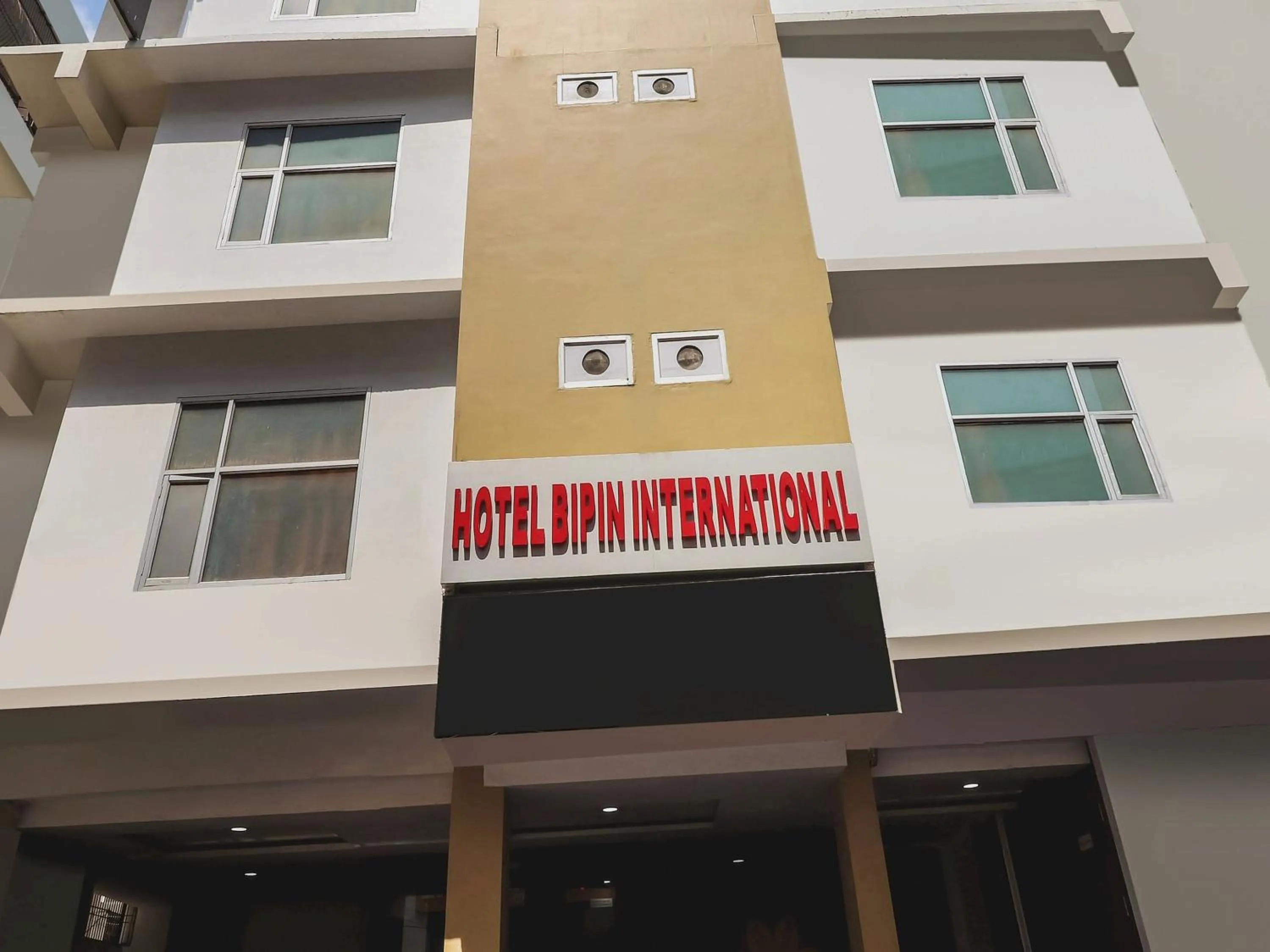 Facade/entrance in Super Capital O Seven Wonders Inn Near Sahara Ganj Mall