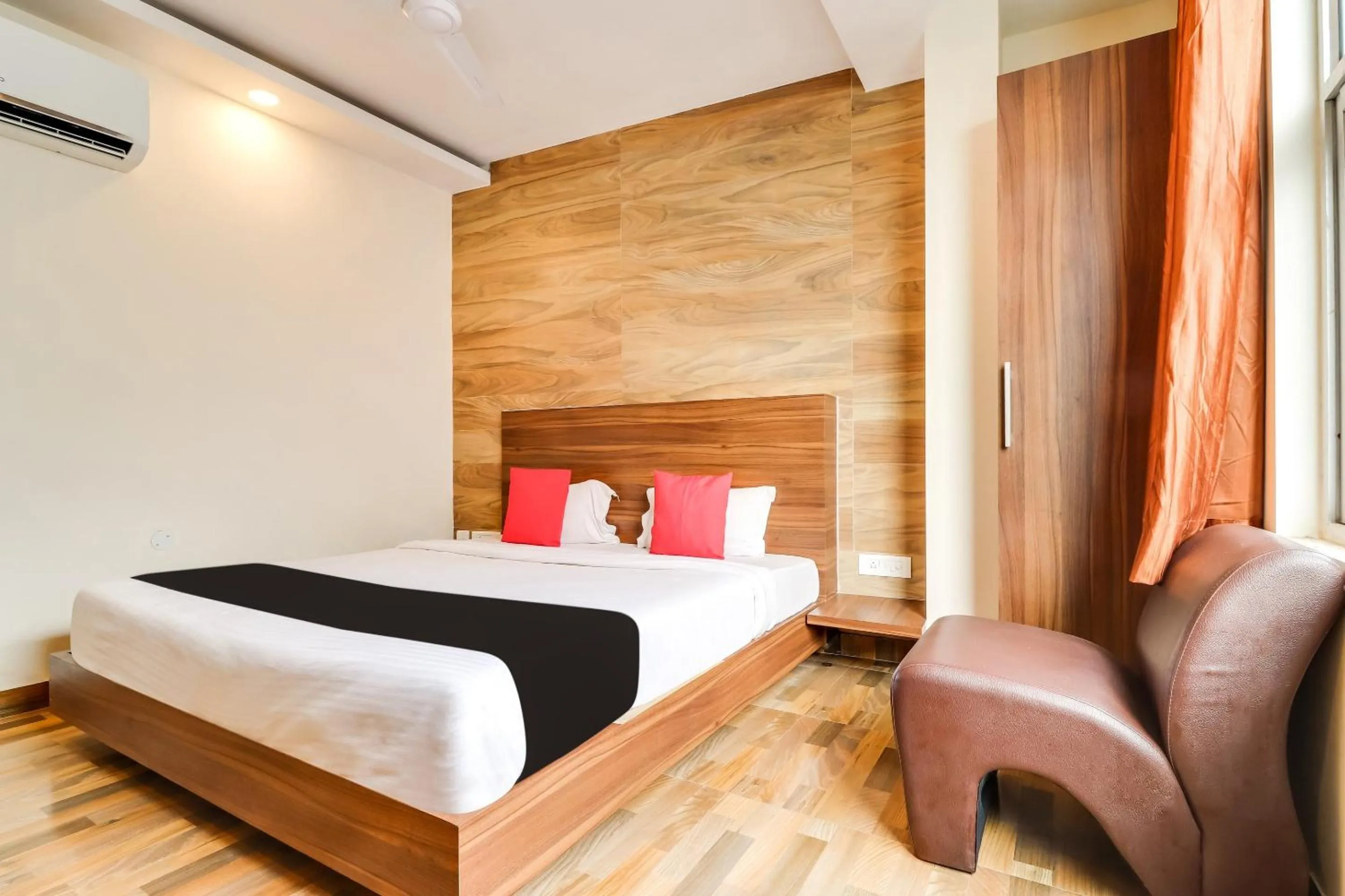 Bedroom, Bed in Super Capital O Seven Wonders Inn Near Sahara Ganj Mall