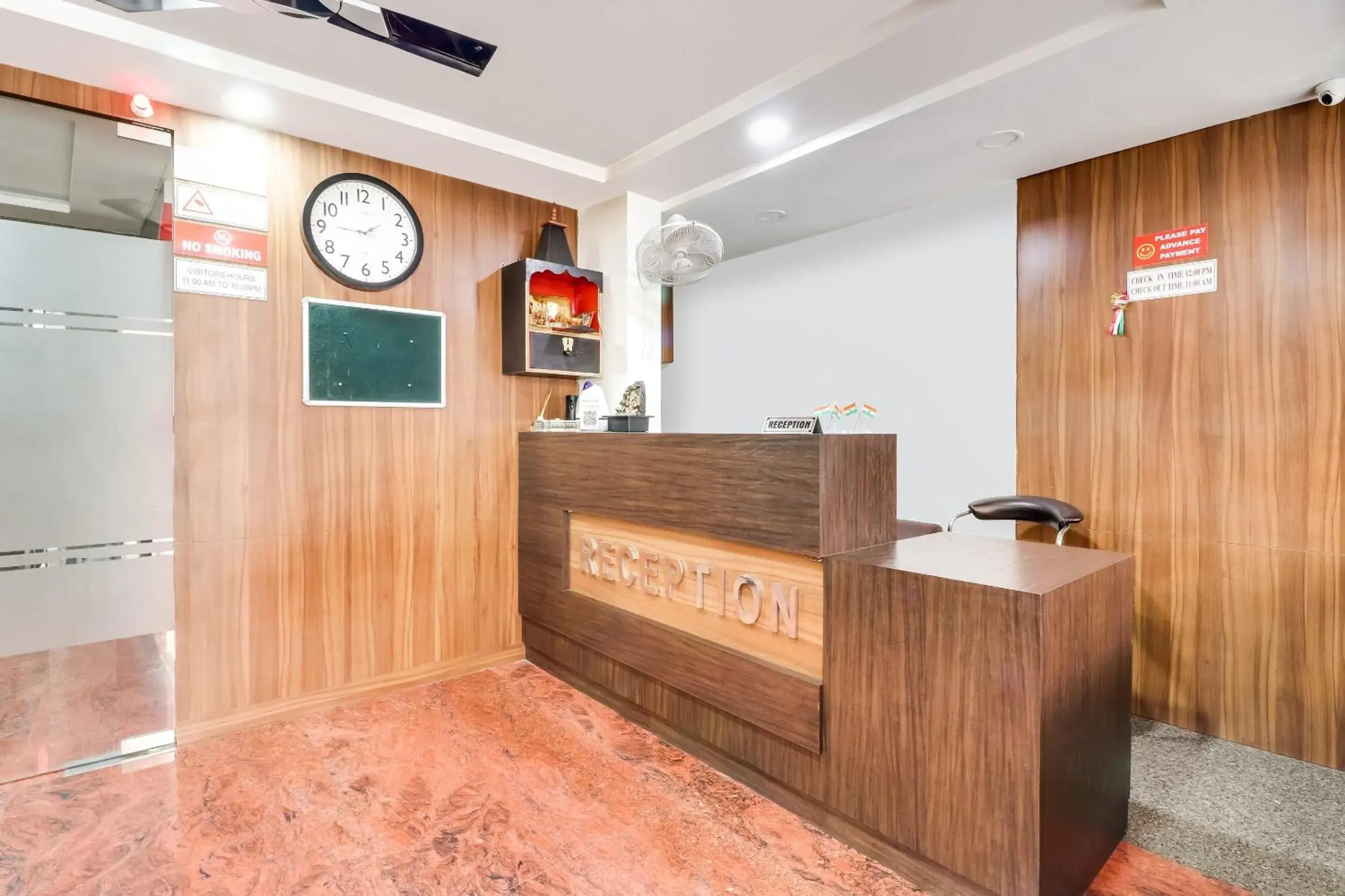 Lobby or reception in Super Capital O Seven Wonders Inn Near Sahara Ganj Mall Lobby or reception in Super Capital O Seven Wonders Inn Near Sahara Ganj Mall