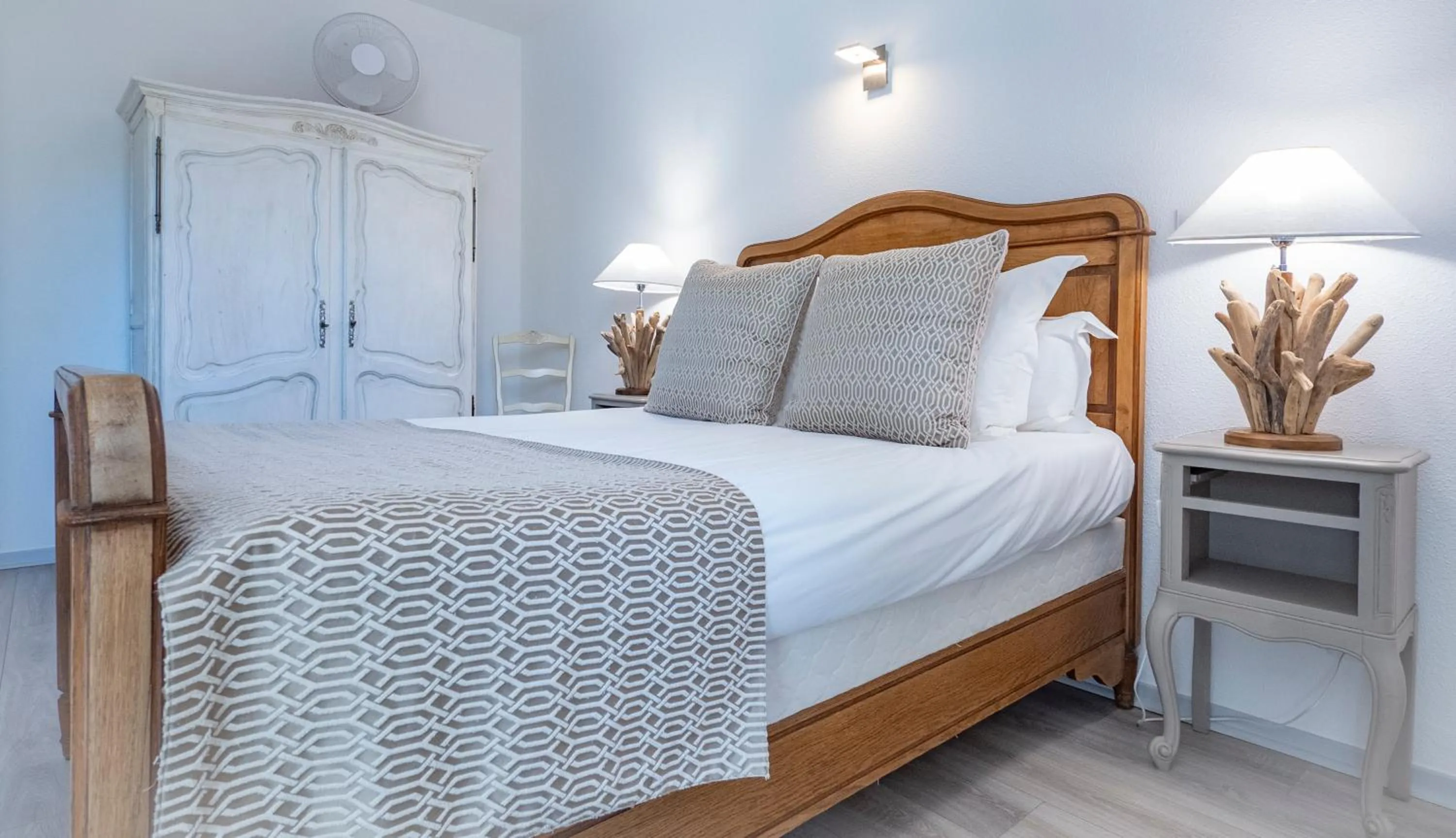 Bed in Auberge de l'Abbaye Cruis