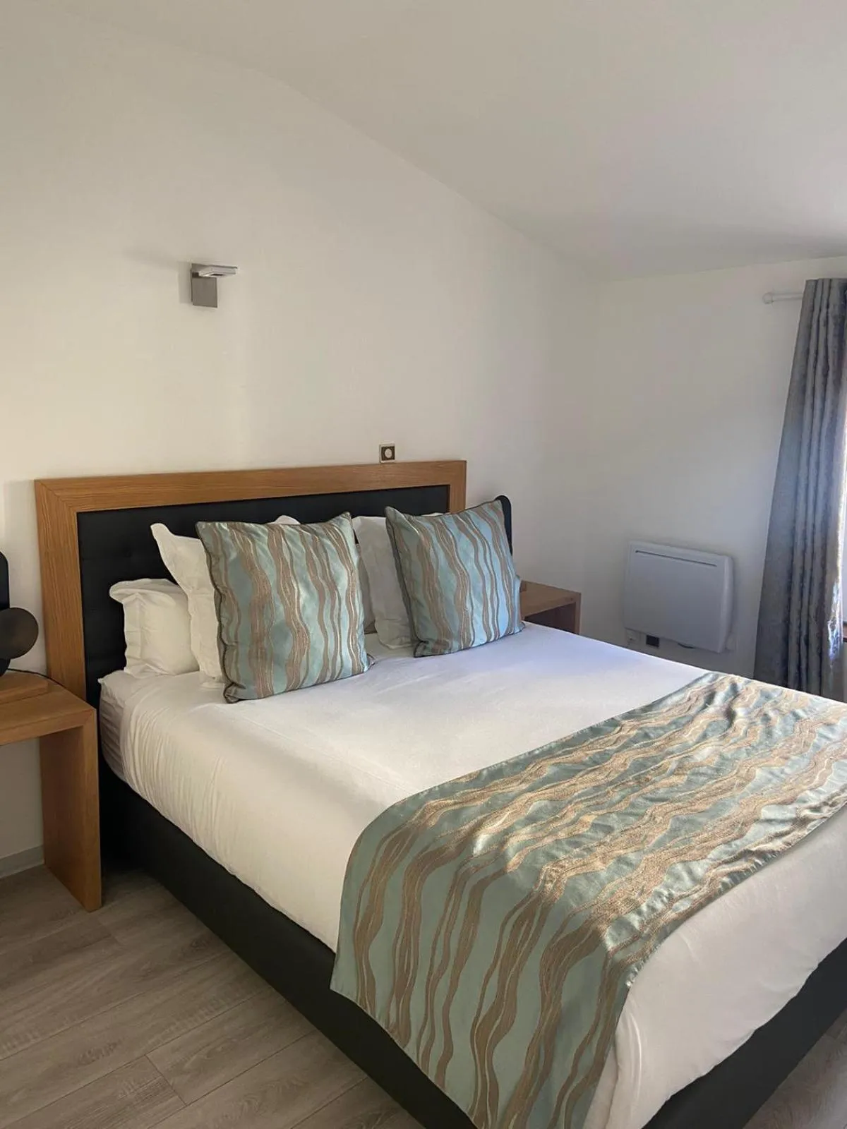 Bed in Auberge de l'Abbaye Cruis