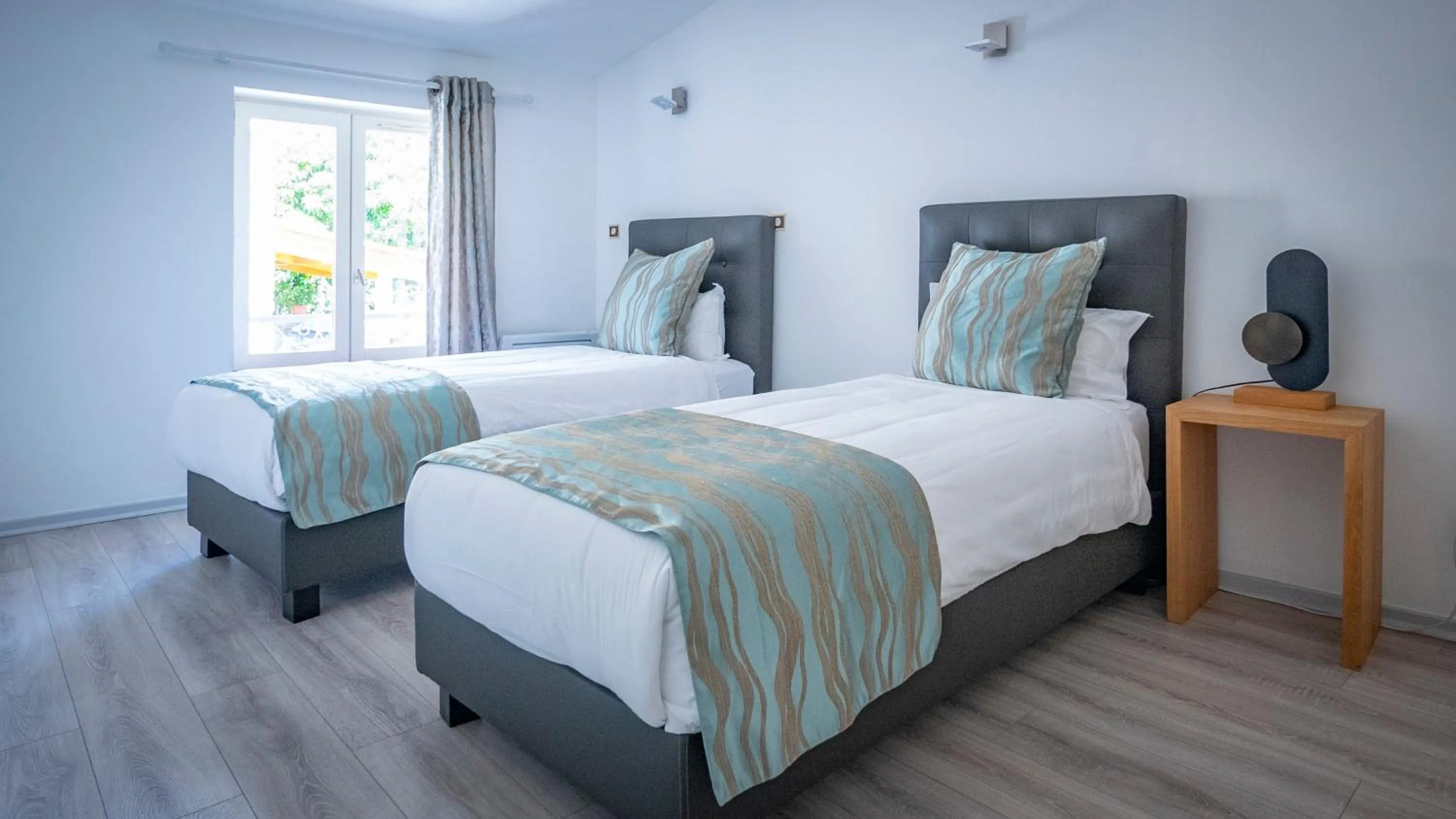 Bed in Auberge de l'Abbaye Cruis