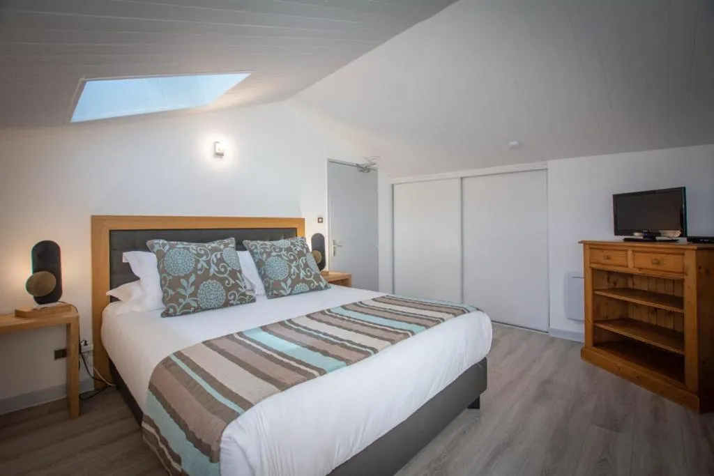 Bed in Auberge de l'Abbaye Cruis