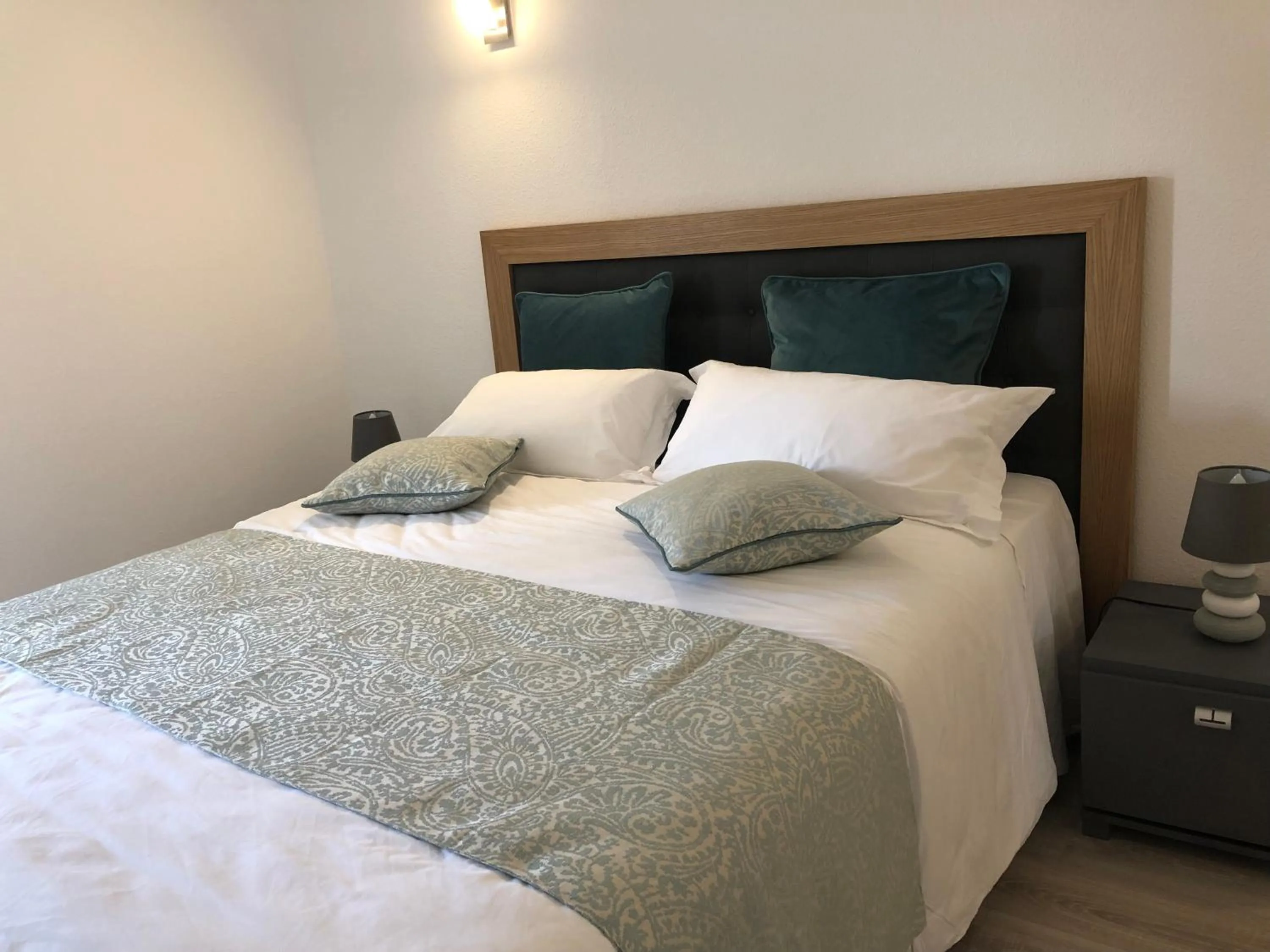 Bed in Auberge de l'Abbaye Cruis