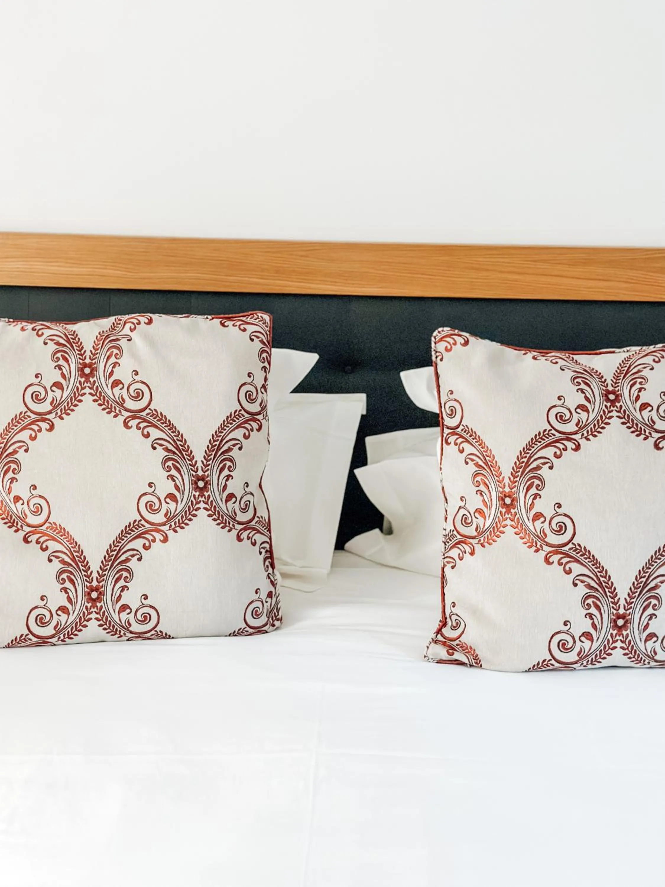 Bed in Auberge de l'Abbaye Cruis