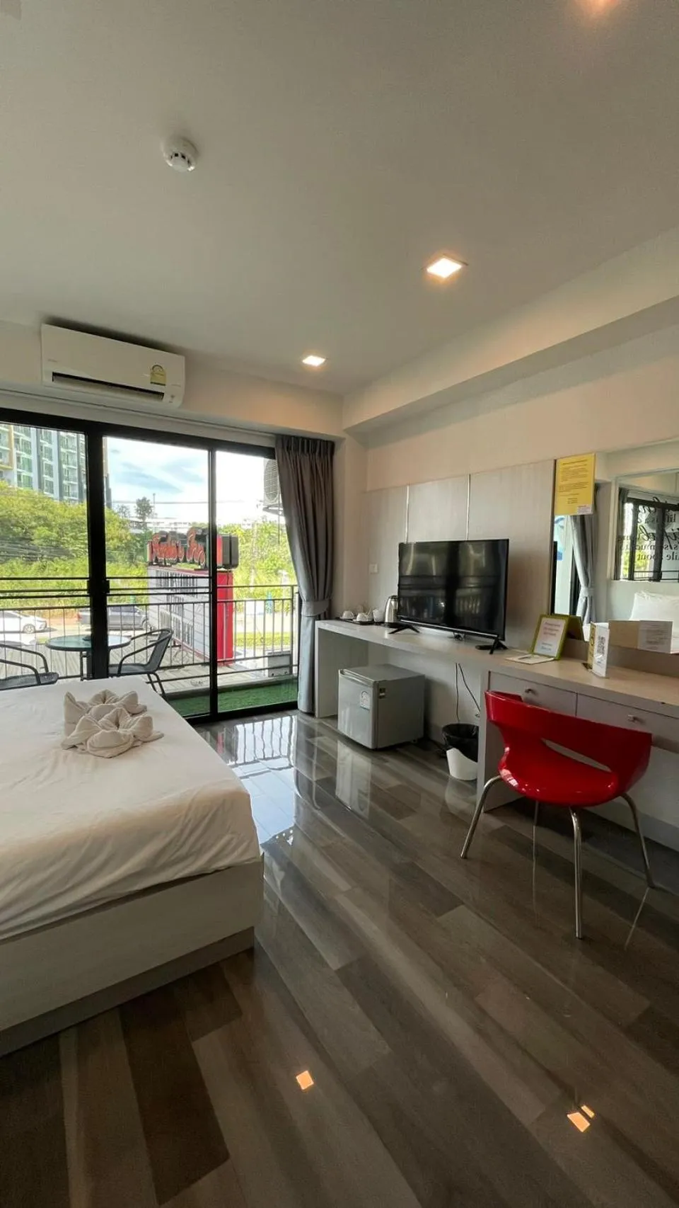 View (from property/room), Bed in Frankie's Inn