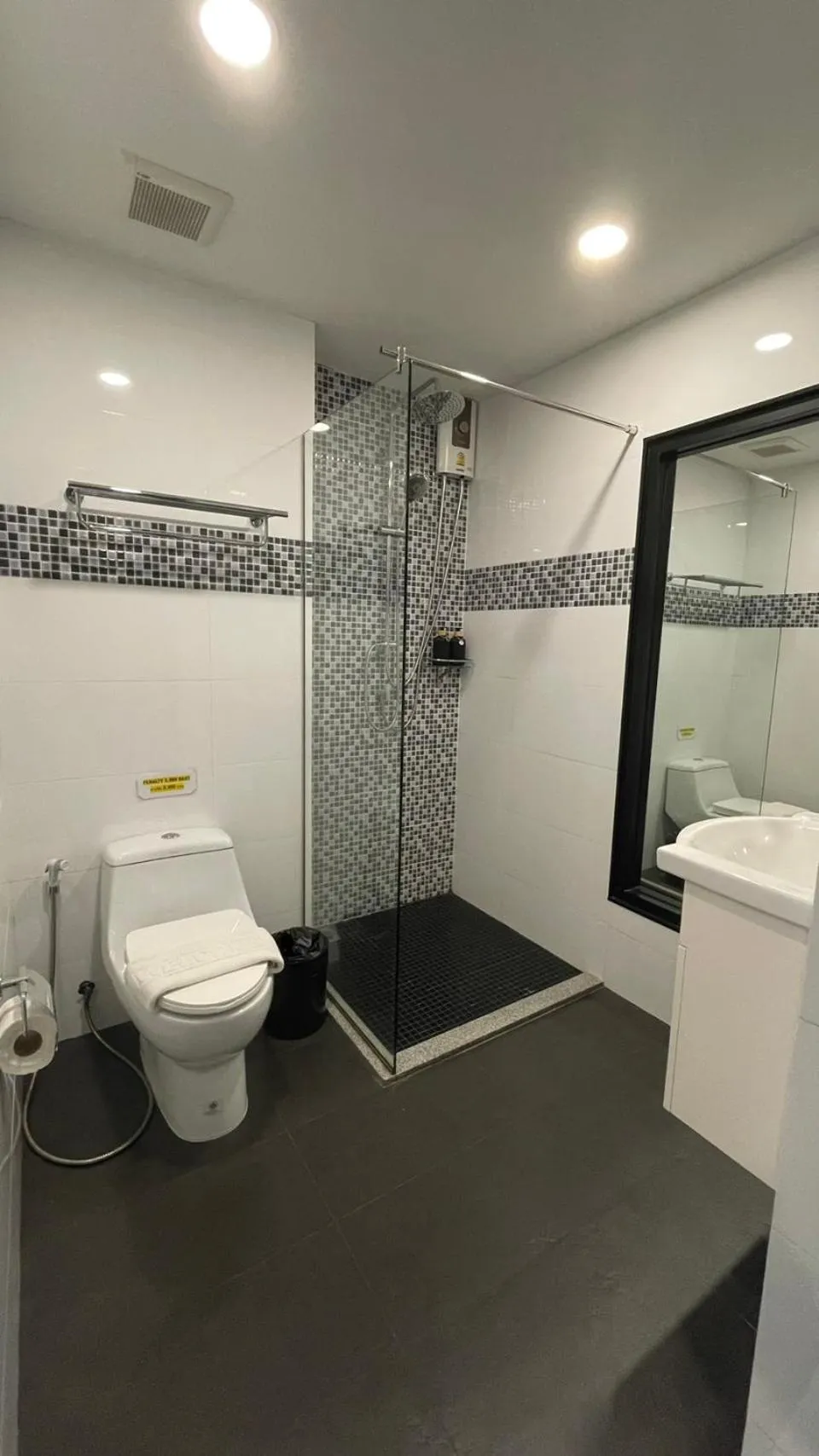 Toilet in Frankie's Inn