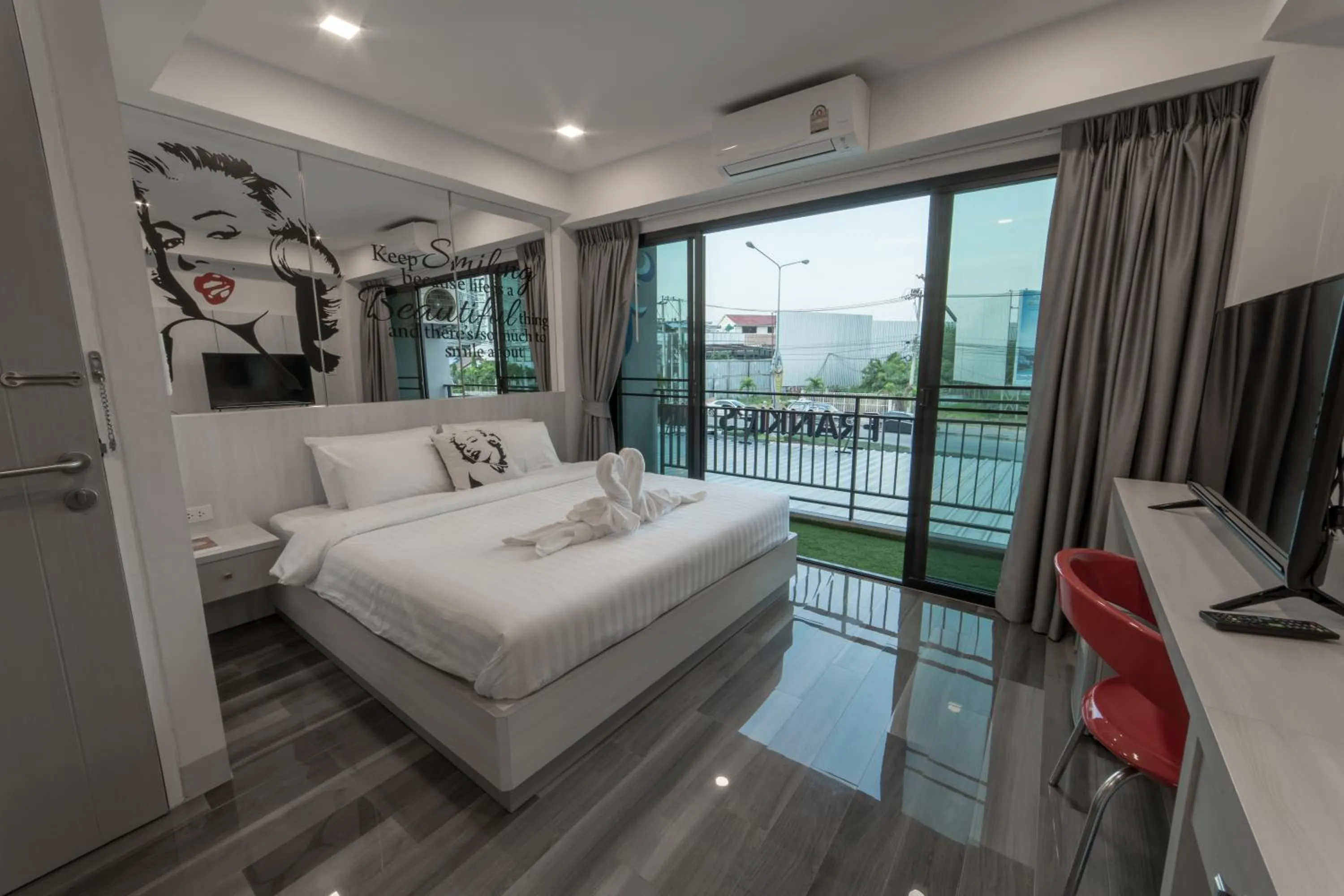 Photo of the whole room, Bed in Frankie's Inn