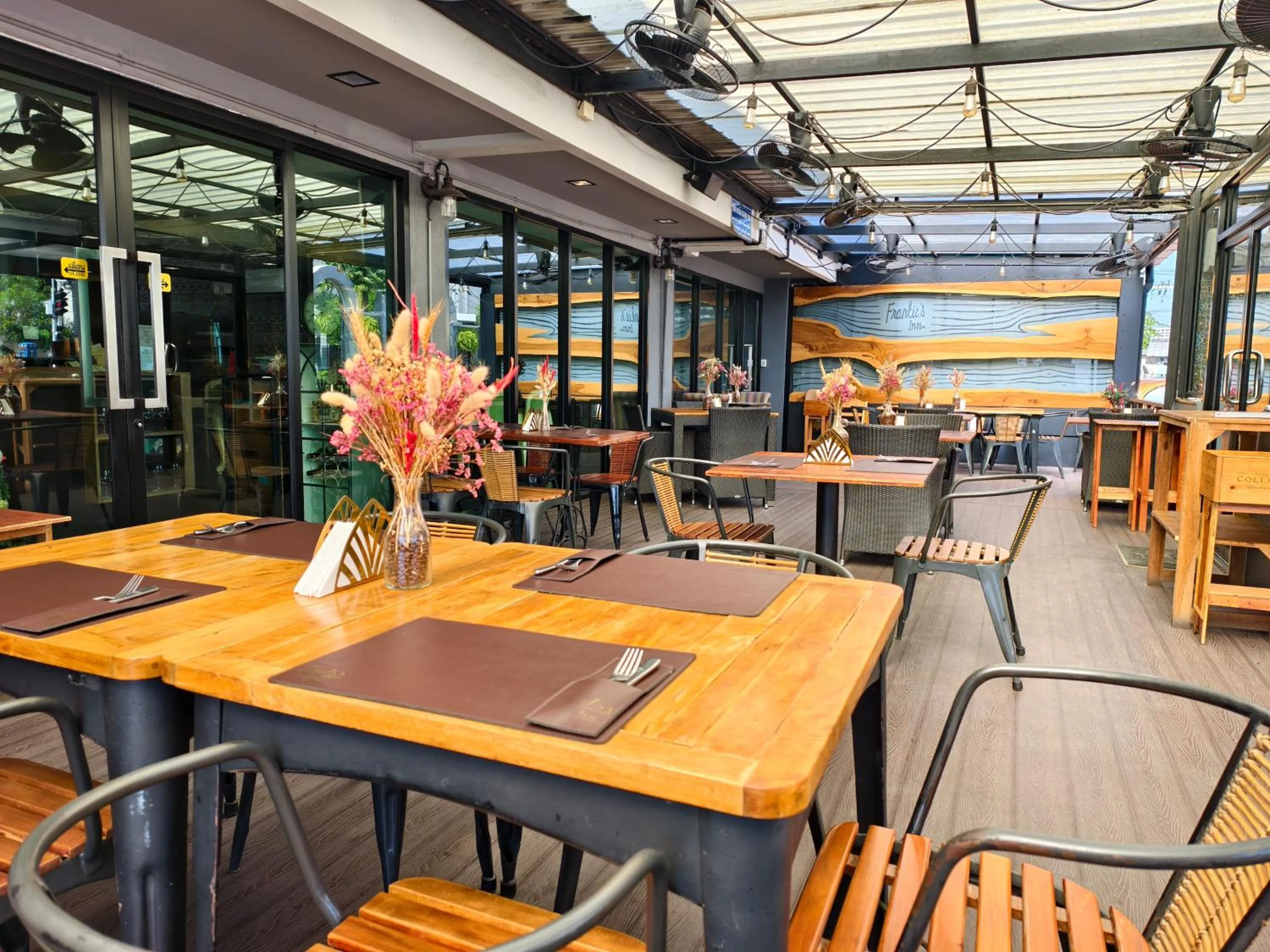 Restaurant/places to eat in Frankie's Inn